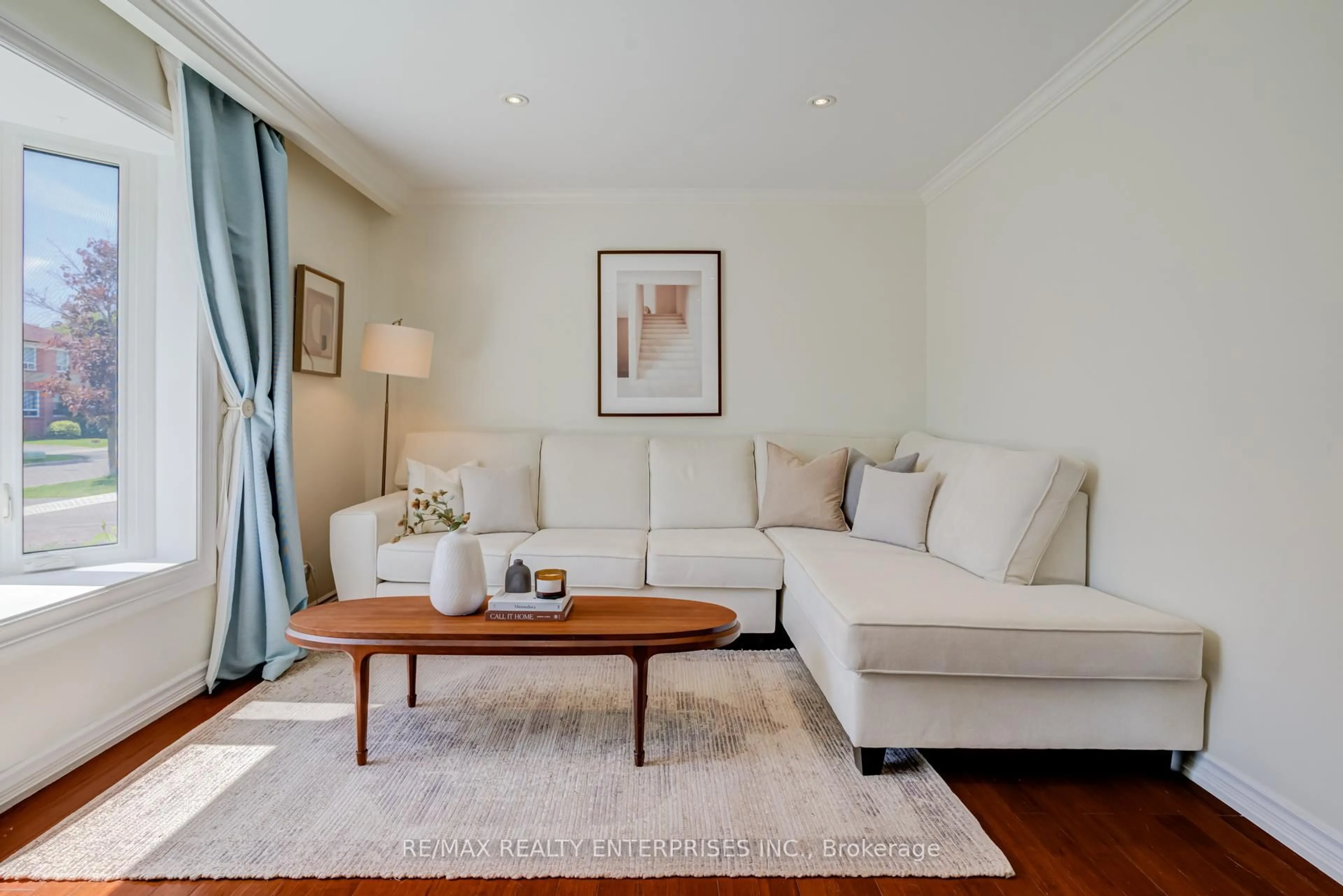 Living room with furniture, wood/laminate floor for 2347 Brookhurst Rd, Mississauga Ontario L5J 1R1