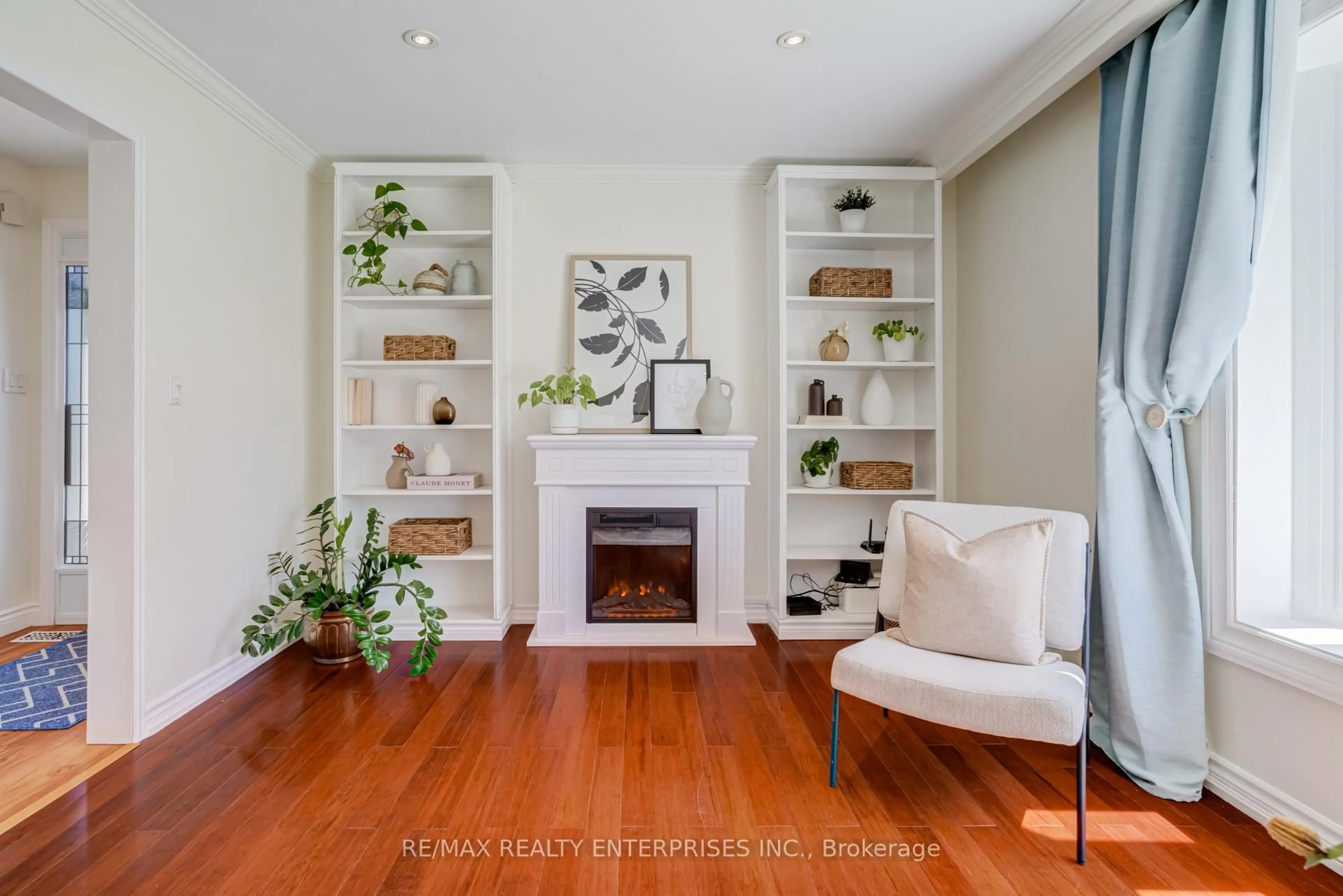 Living room with furniture, wood/laminate floor for 2347 Brookhurst Rd, Mississauga Ontario L5J 1R1