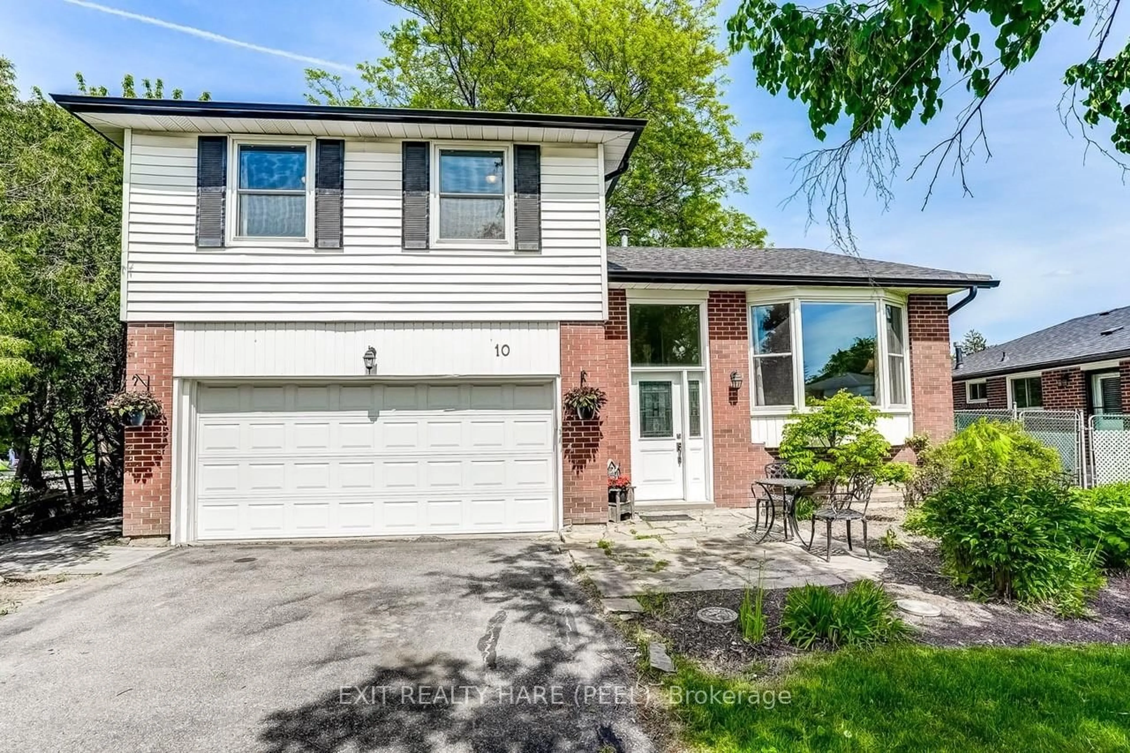 Home with vinyl exterior material, street for 10 Duncannon Cres, Brampton Ontario L6T 3G1