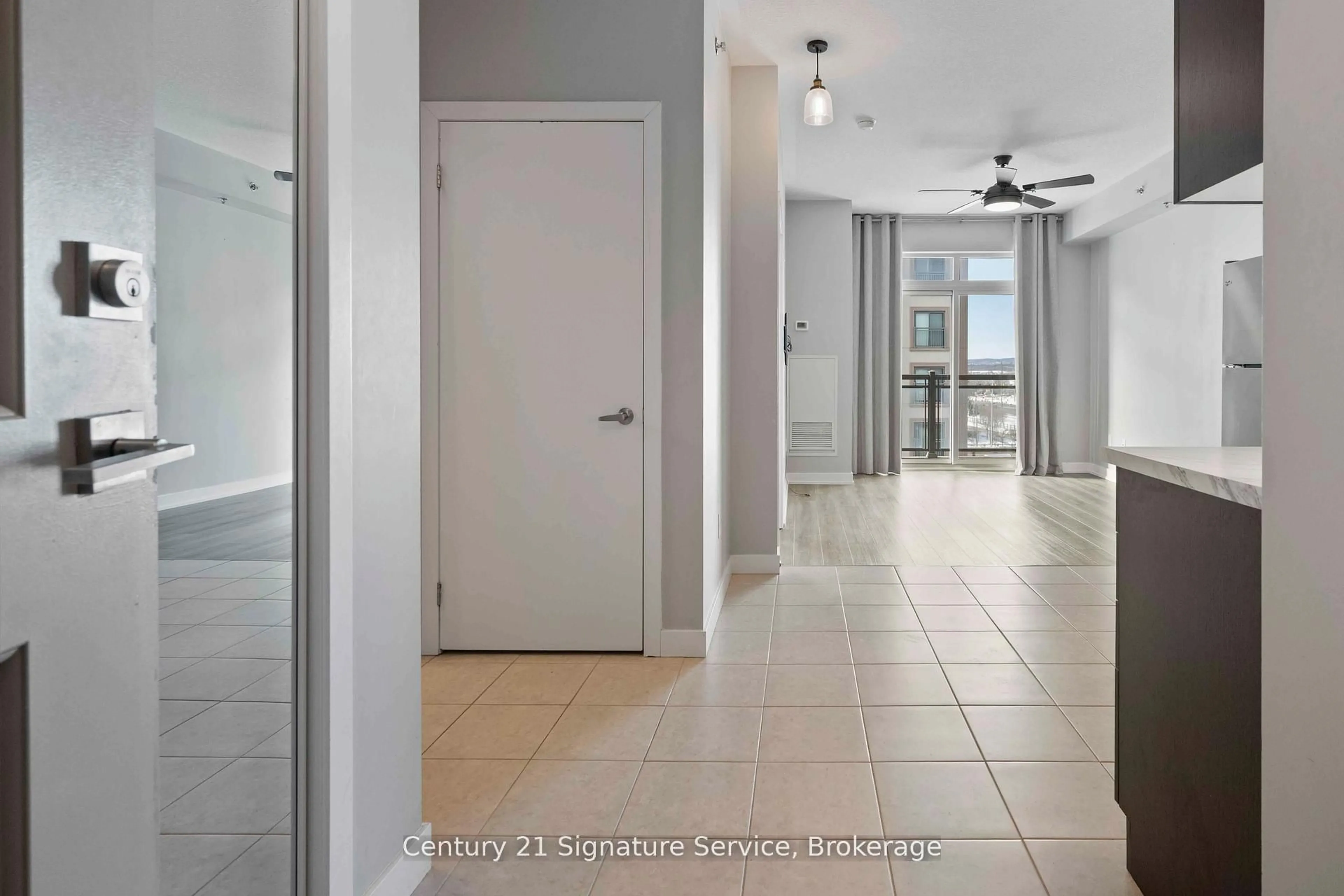Indoor entryway for 2486 Old Bronte Rd #405, Oakville Ontario L6M 0Y4