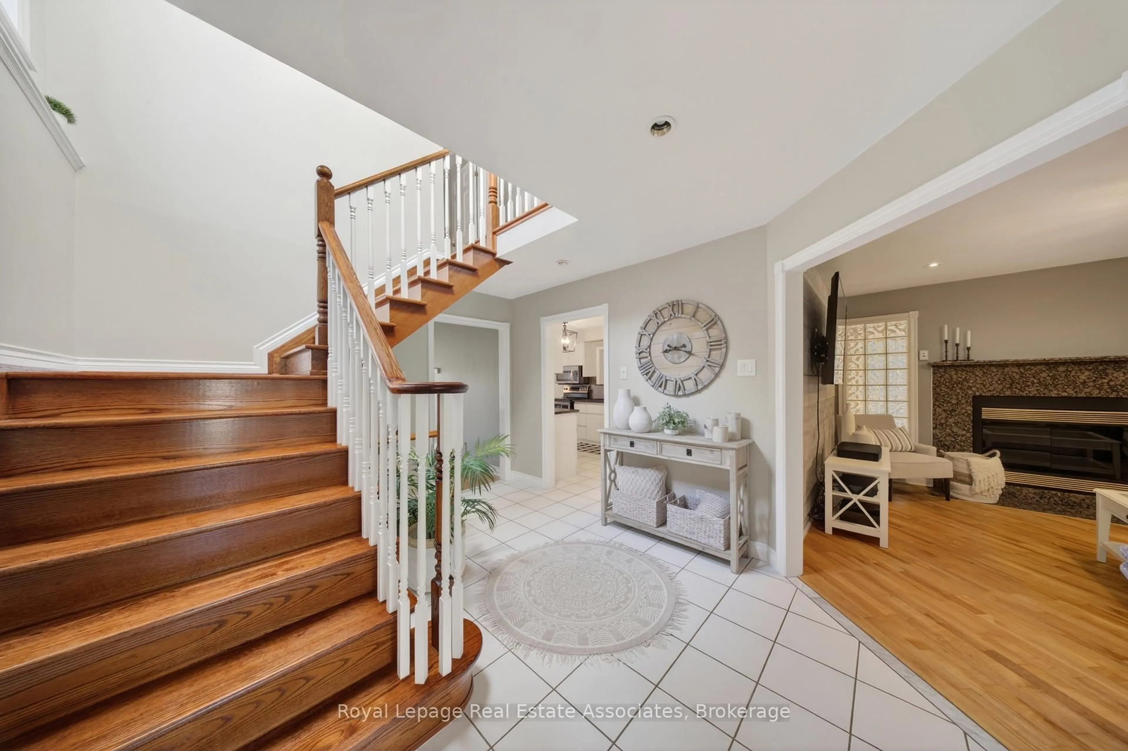 Indoor entryway for 48 Hudson Dr, Brampton Ontario L6Y 2N7
