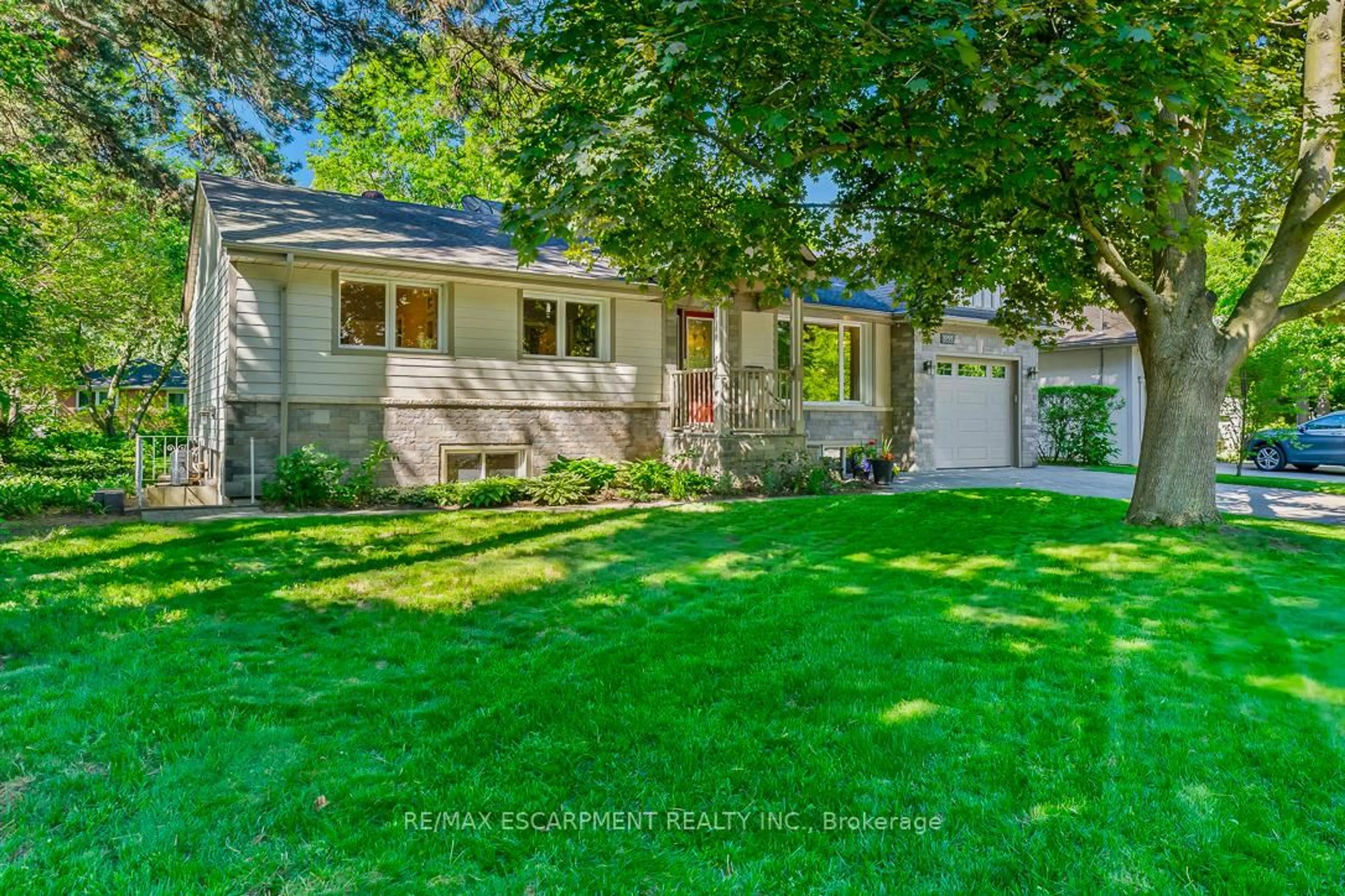 A pic from outside/outdoor area/front of a property/back of a property/a pic from drone, street for 1055 Welwyn Dr, Mississauga Ontario L5J 3J2