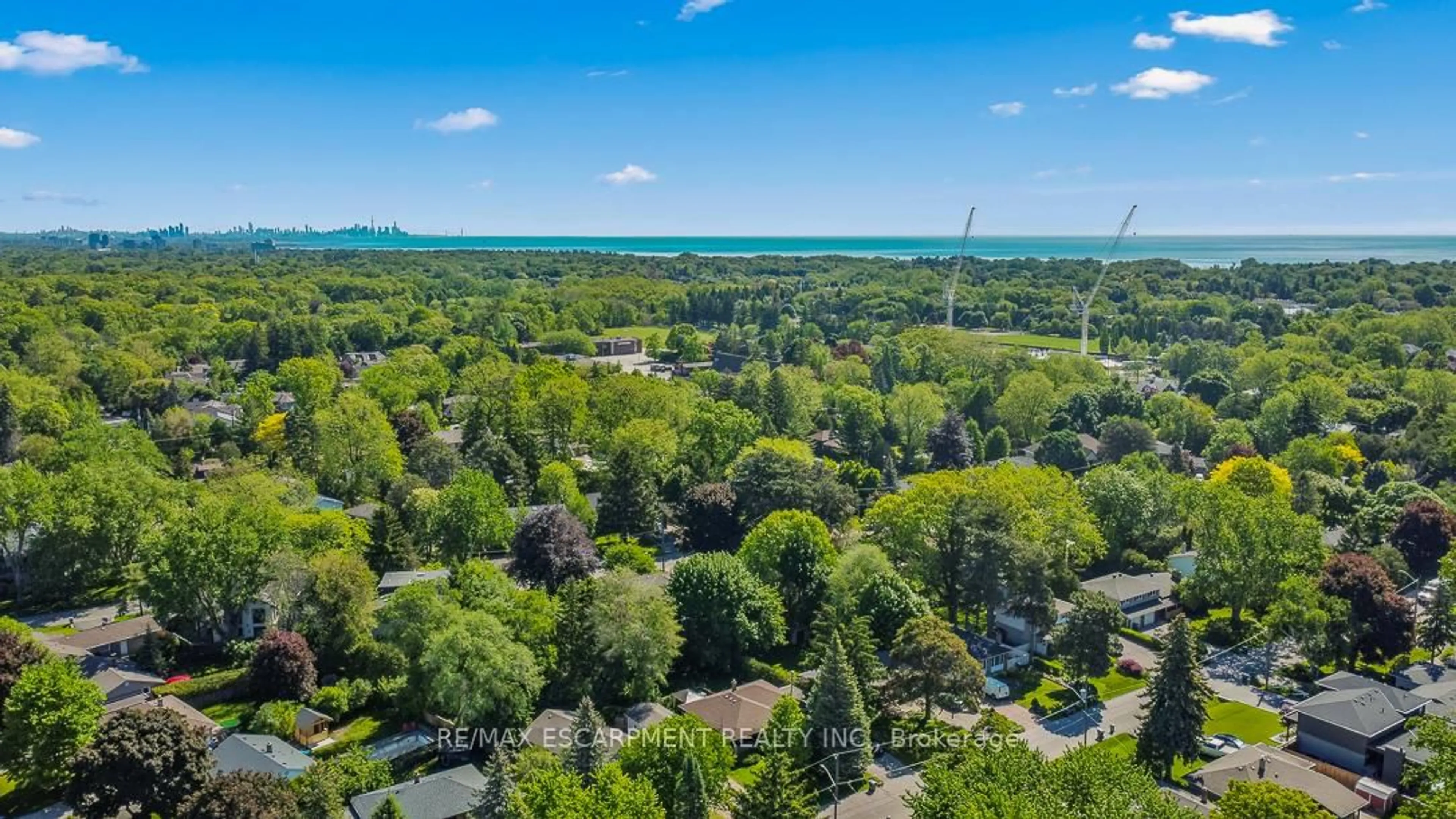 A pic from outside/outdoor area/front of a property/back of a property/a pic from drone, forest/trees view for 1055 Welwyn Dr, Mississauga Ontario L5J 3J2