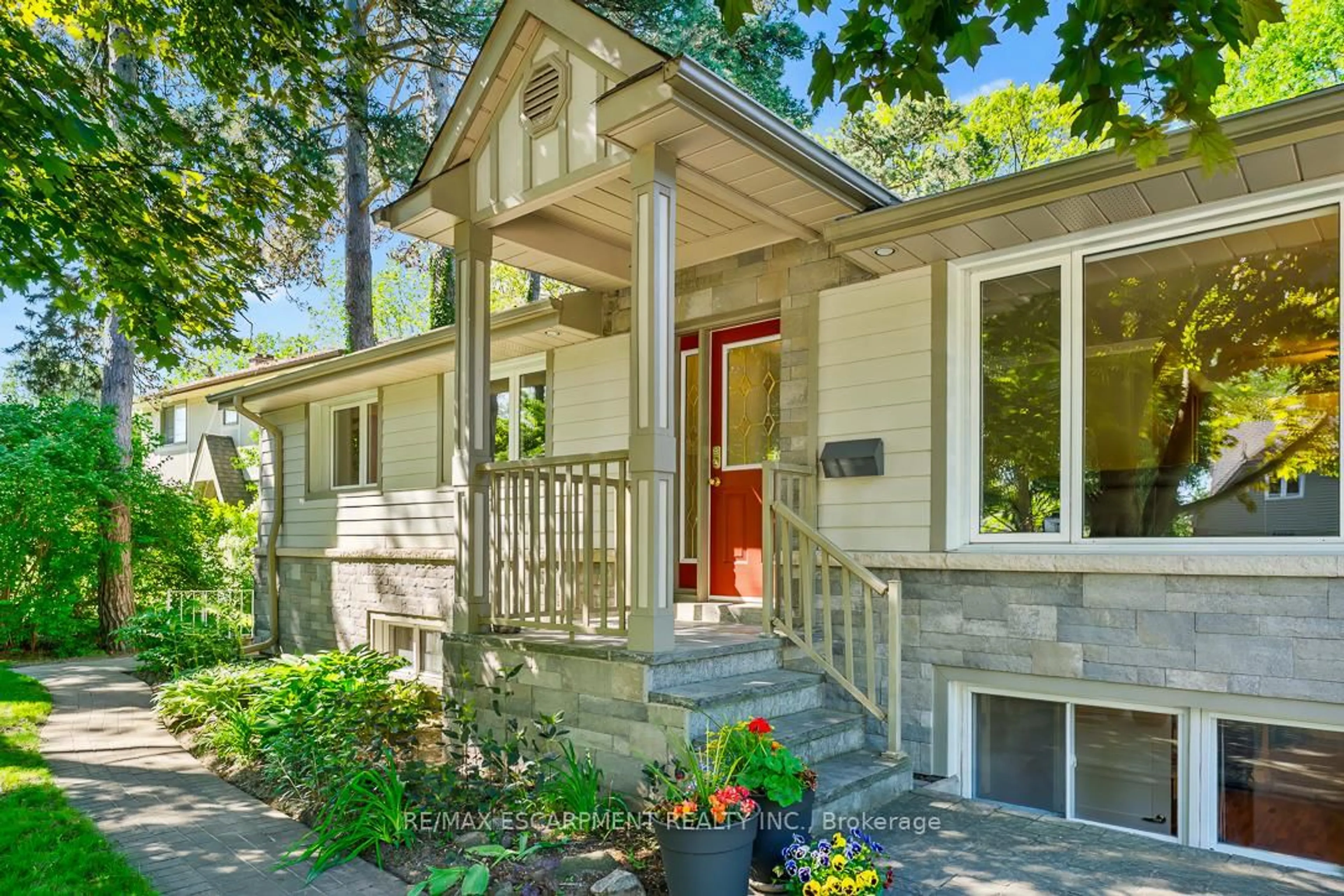 Home with vinyl exterior material, street for 1055 Welwyn Dr, Mississauga Ontario L5J 3J2