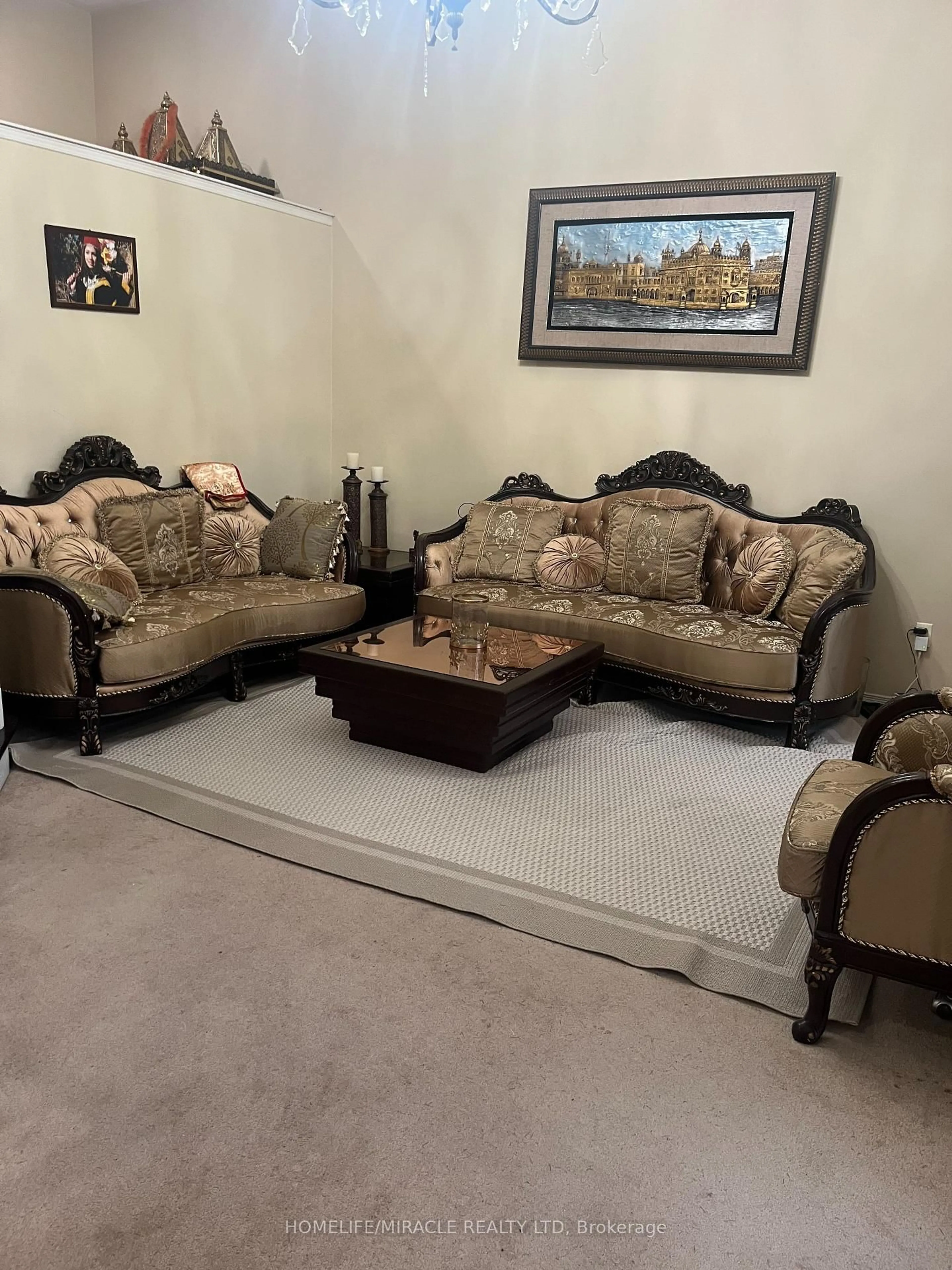 Living room with furniture, carpet floor for 23 Roundstone Dr, Brampton Ontario L6X 0K7