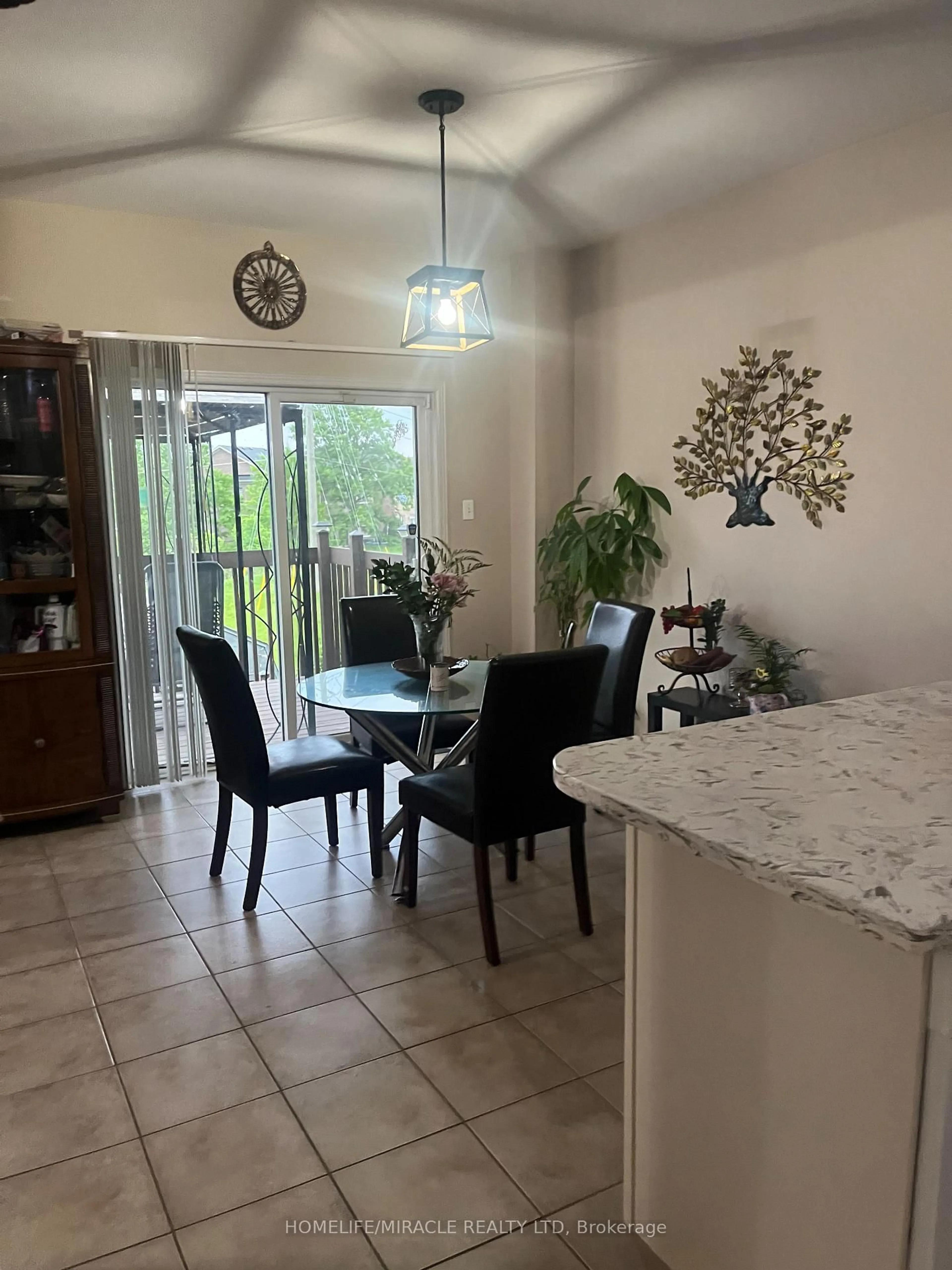Dining room, ceramic/tile floor for 23 Roundstone Dr, Brampton Ontario L6X 0K7