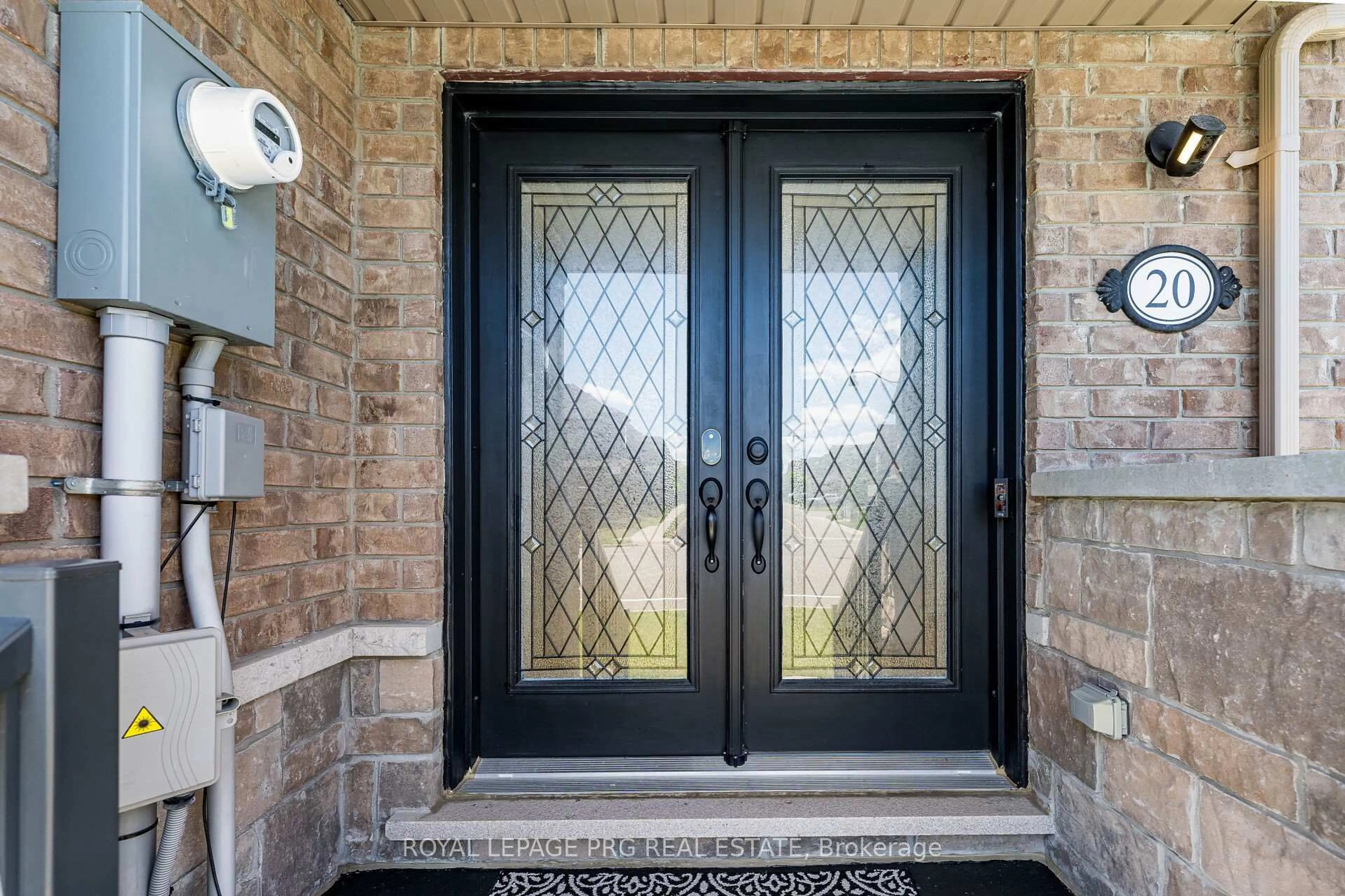 Indoor entryway for 20 Remembrance Rd, Brampton Ontario L7A 4Y8