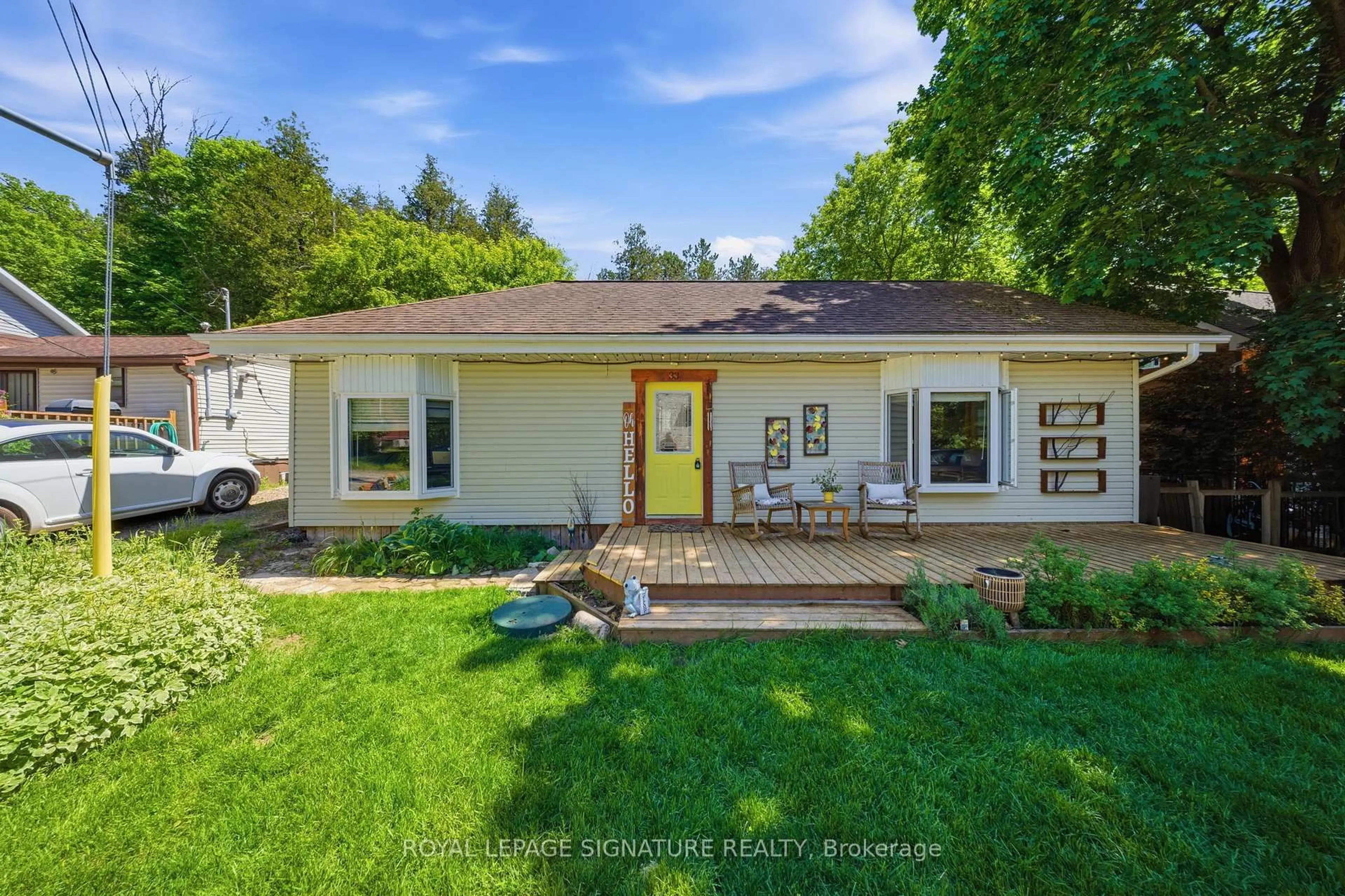 Home with vinyl exterior material, street for 33 Old Pavillion Rd, Caledon Ontario L7C 3J8