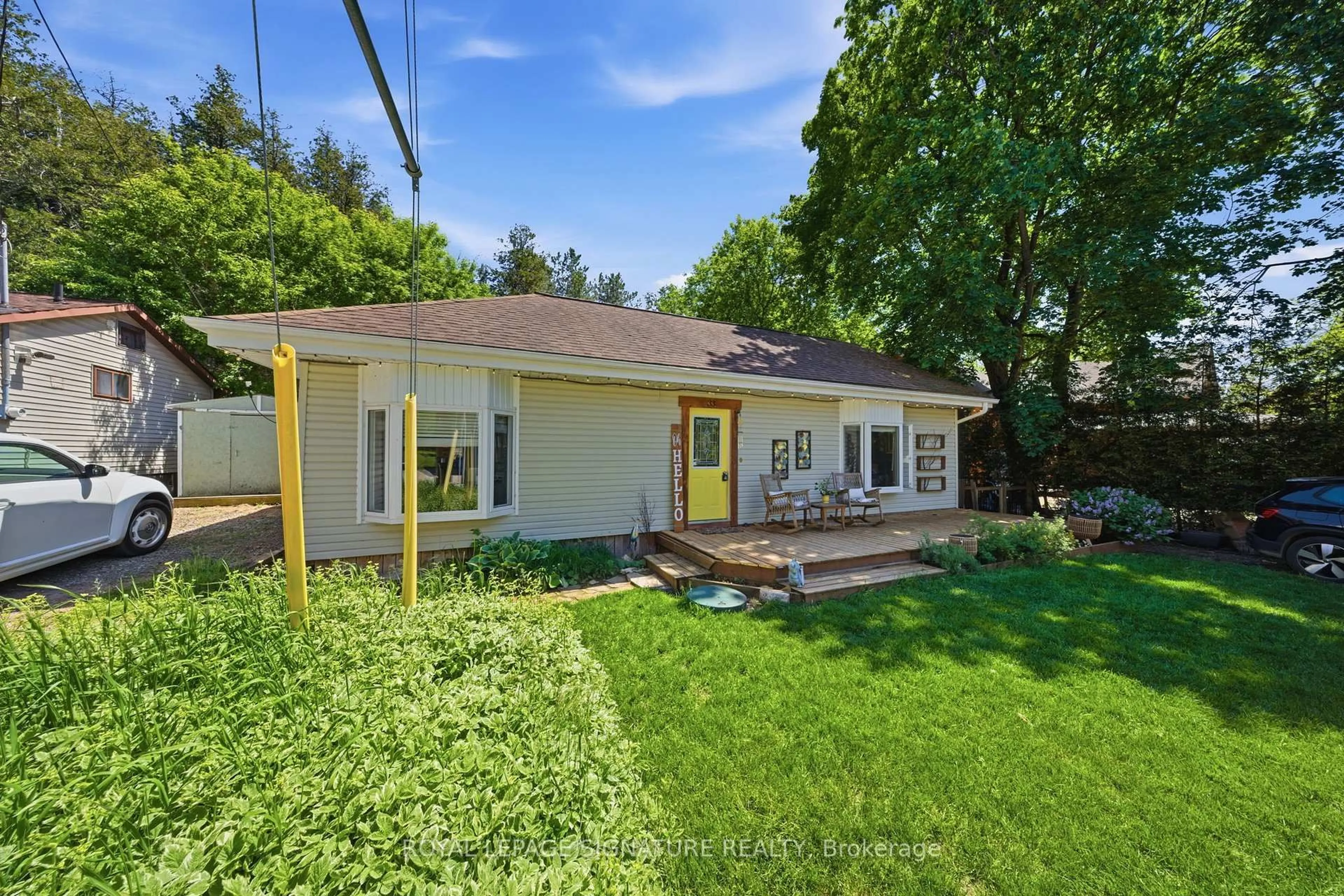 A pic from outside/outdoor area/front of a property/back of a property/a pic from drone, street for 33 Old Pavillion Rd, Caledon Ontario L7C 3J8