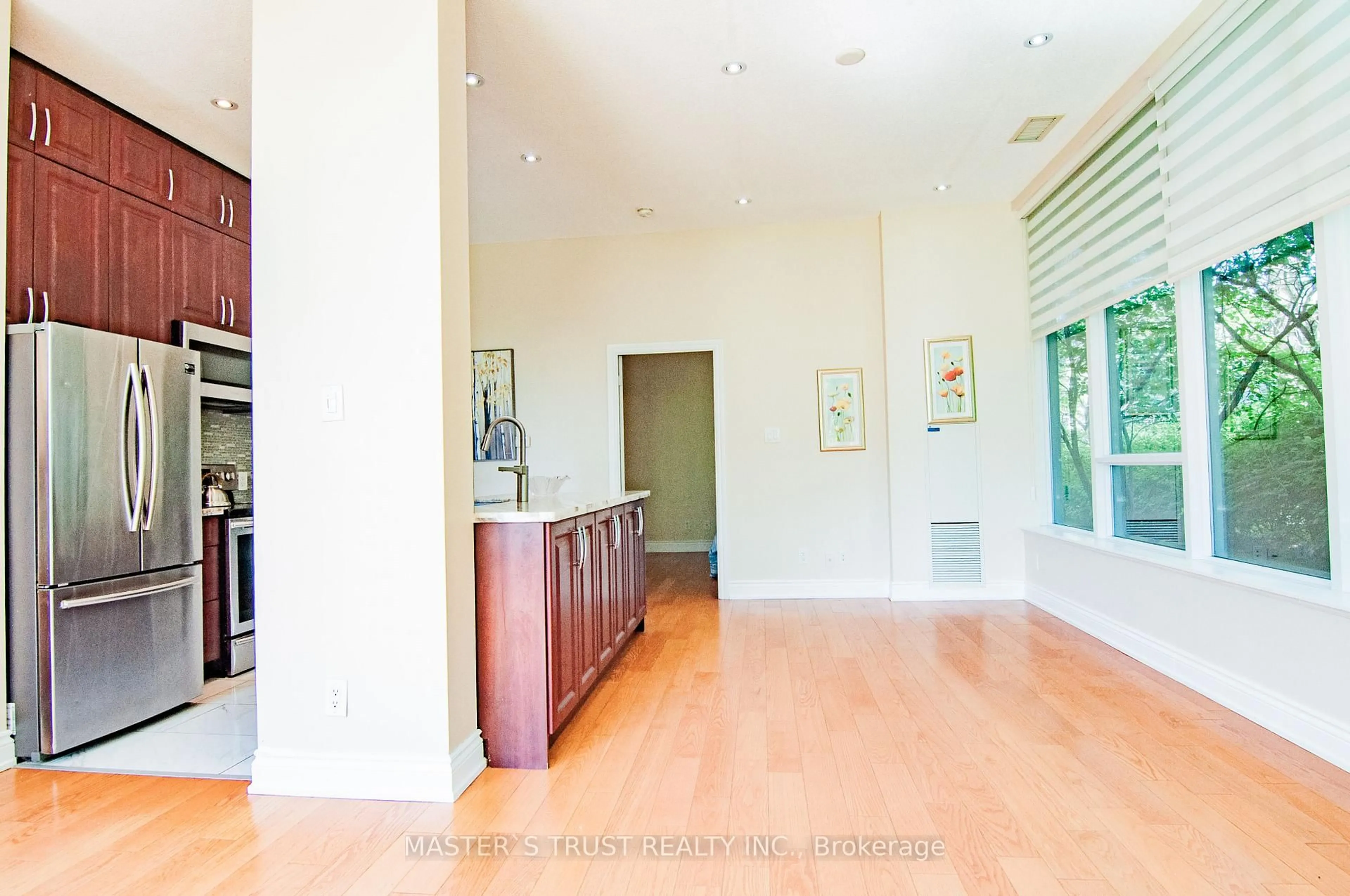 Indoor foyer for 3525 Kariya Dr #101, Mississauga Ontario L5B 0C1