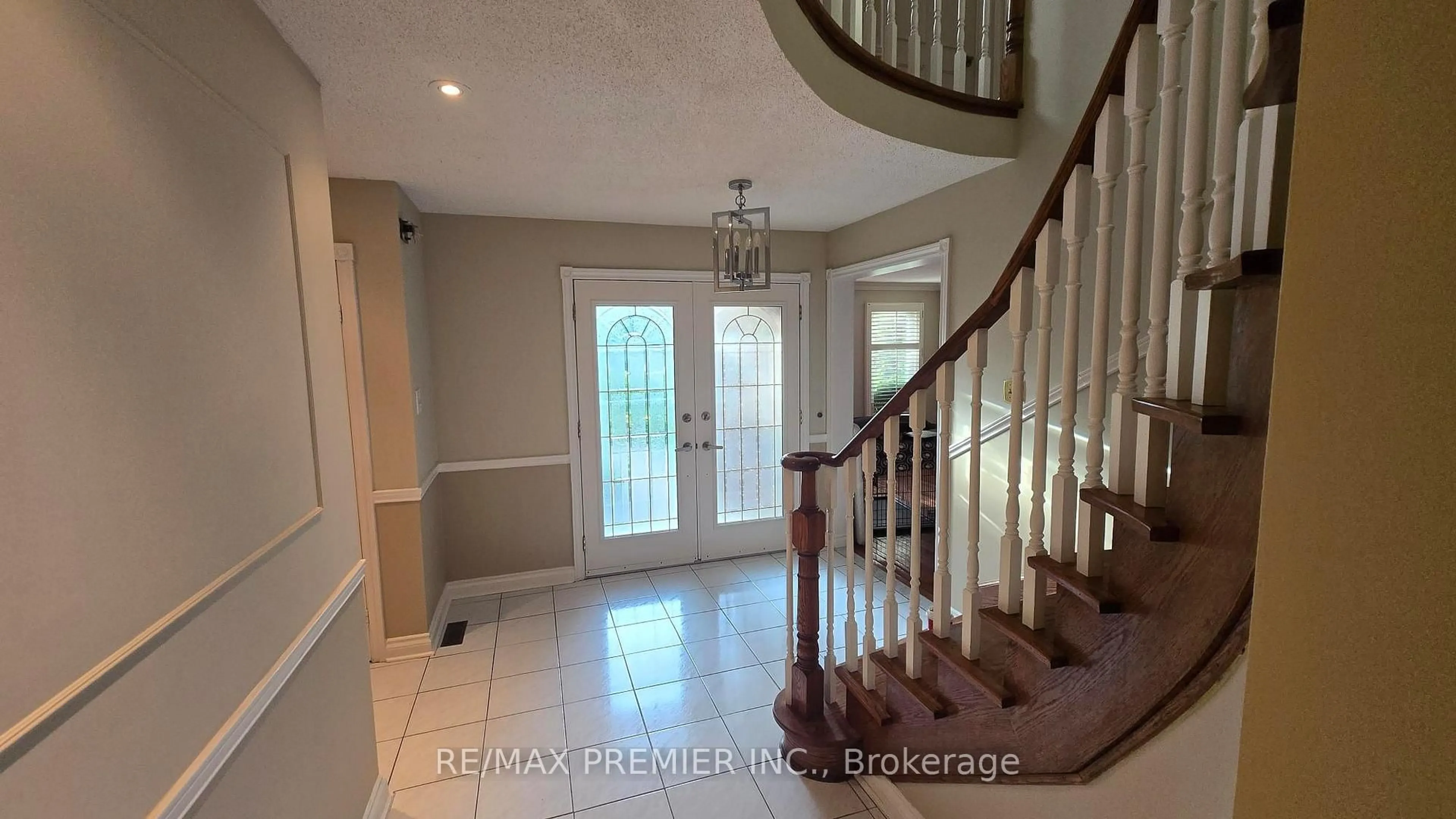 Indoor foyer for 4399 Beacon Lane, Mississauga Ontario L5C 4J8