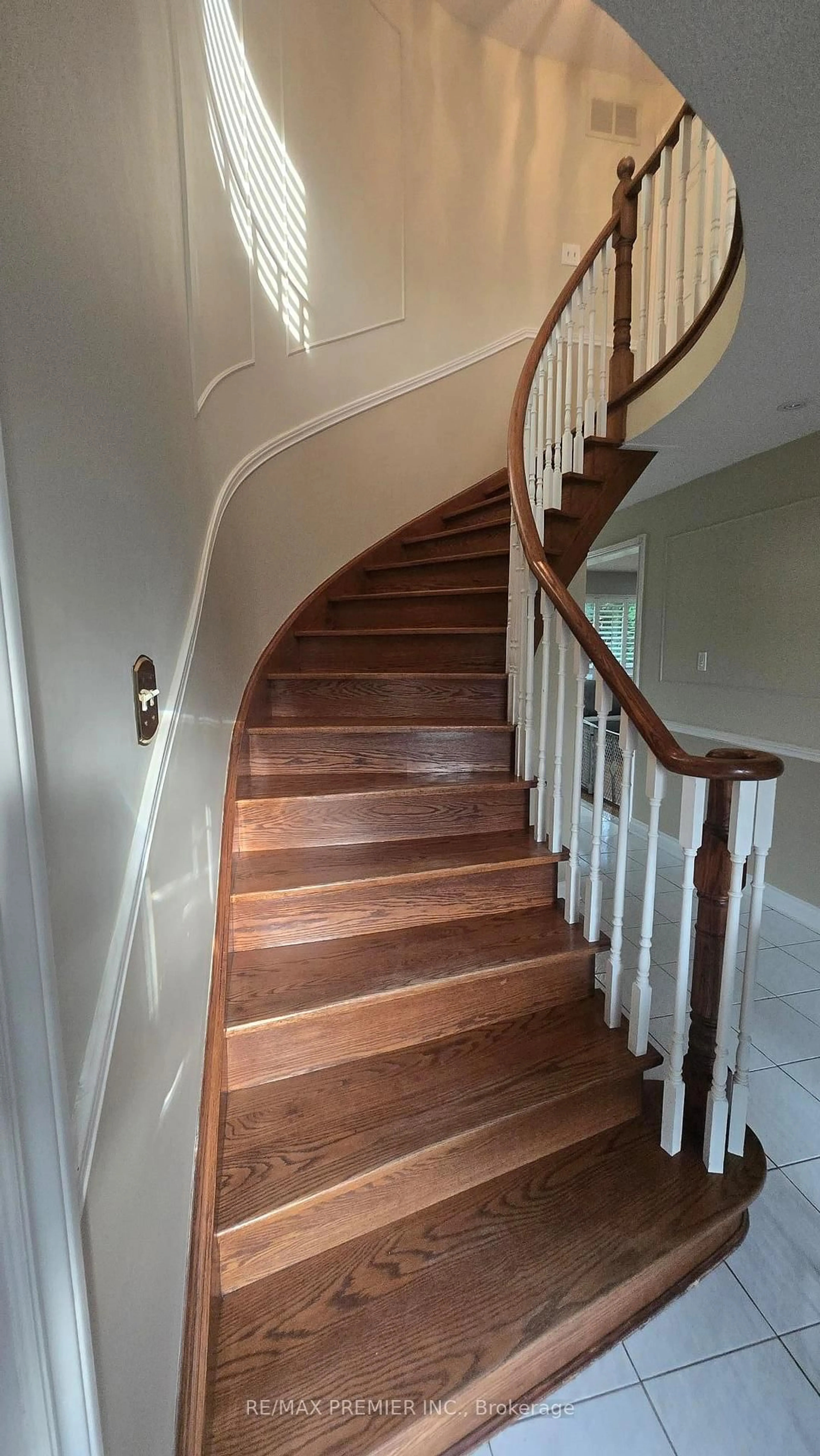 Stairs for 4399 Beacon Lane, Mississauga Ontario L5C 4J8