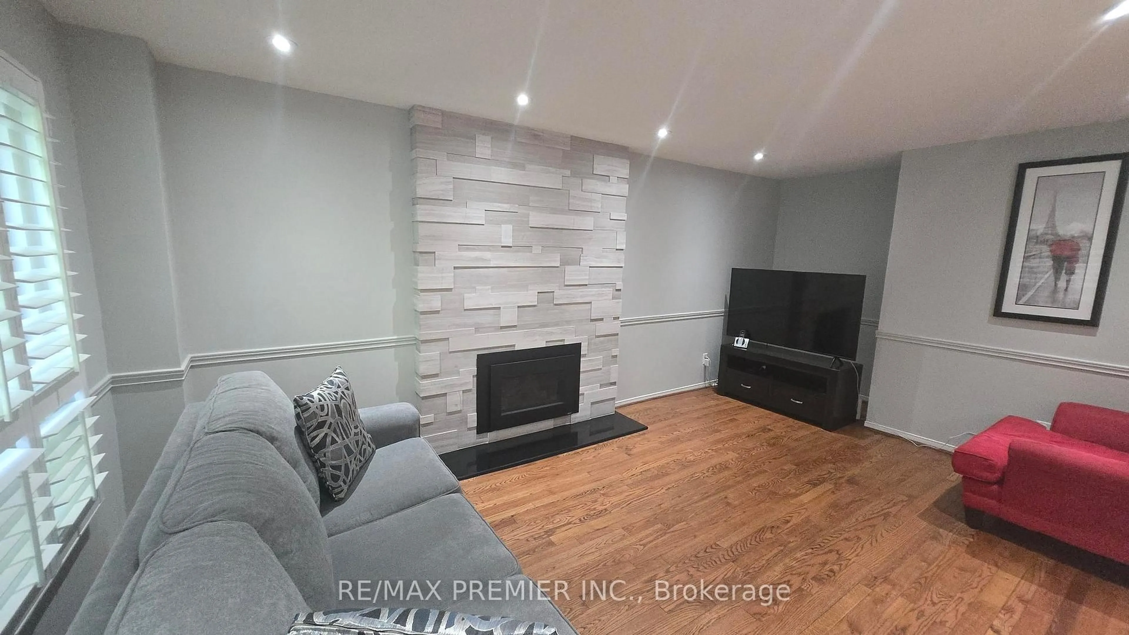Living room with furniture, wood/laminate floor for 4399 Beacon Lane, Mississauga Ontario L5C 4J8