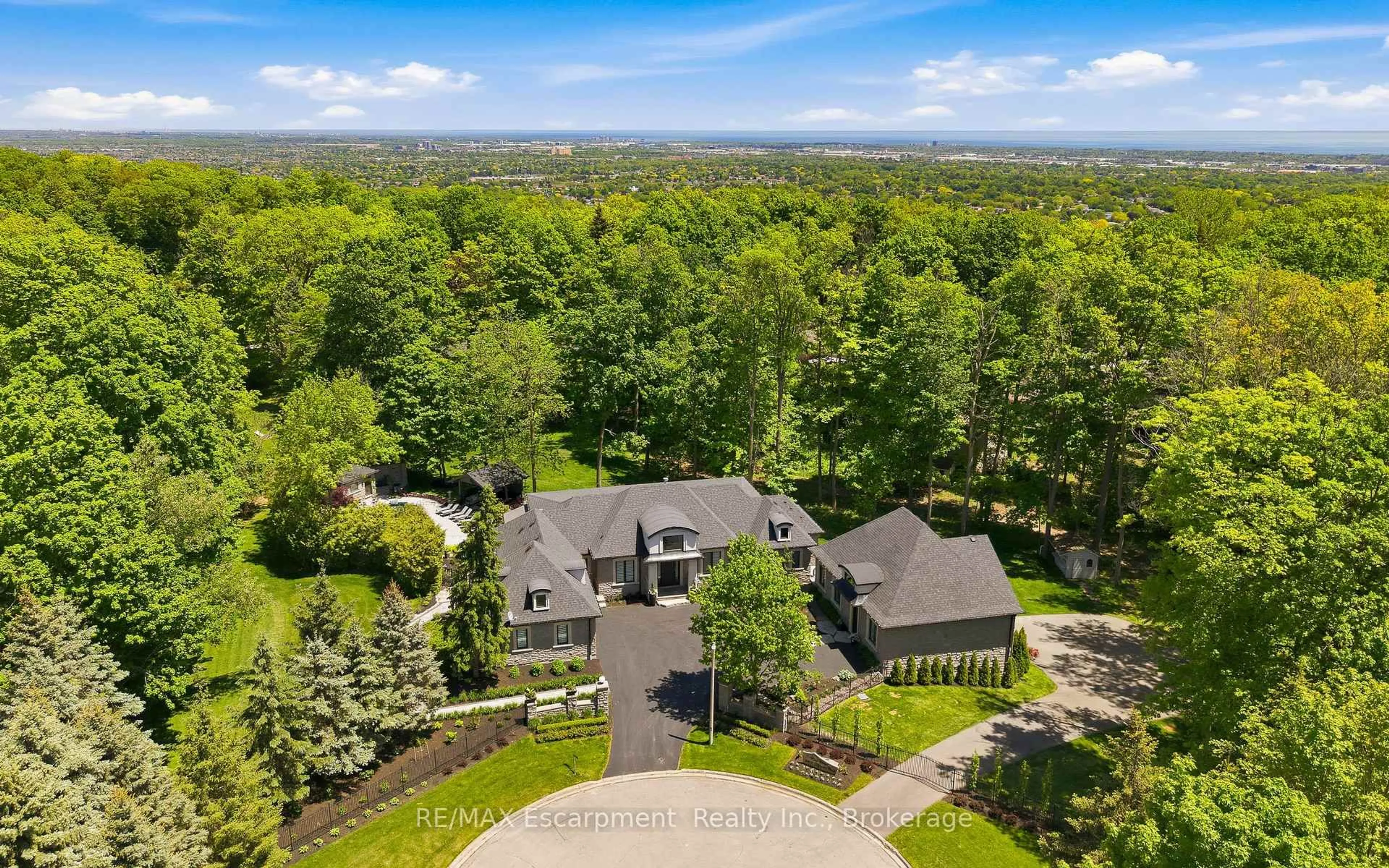 A pic from outside/outdoor area/front of a property/back of a property/a pic from drone, unknown for 3205 Highpoint Crt, Burlington Ontario L7P 0P9