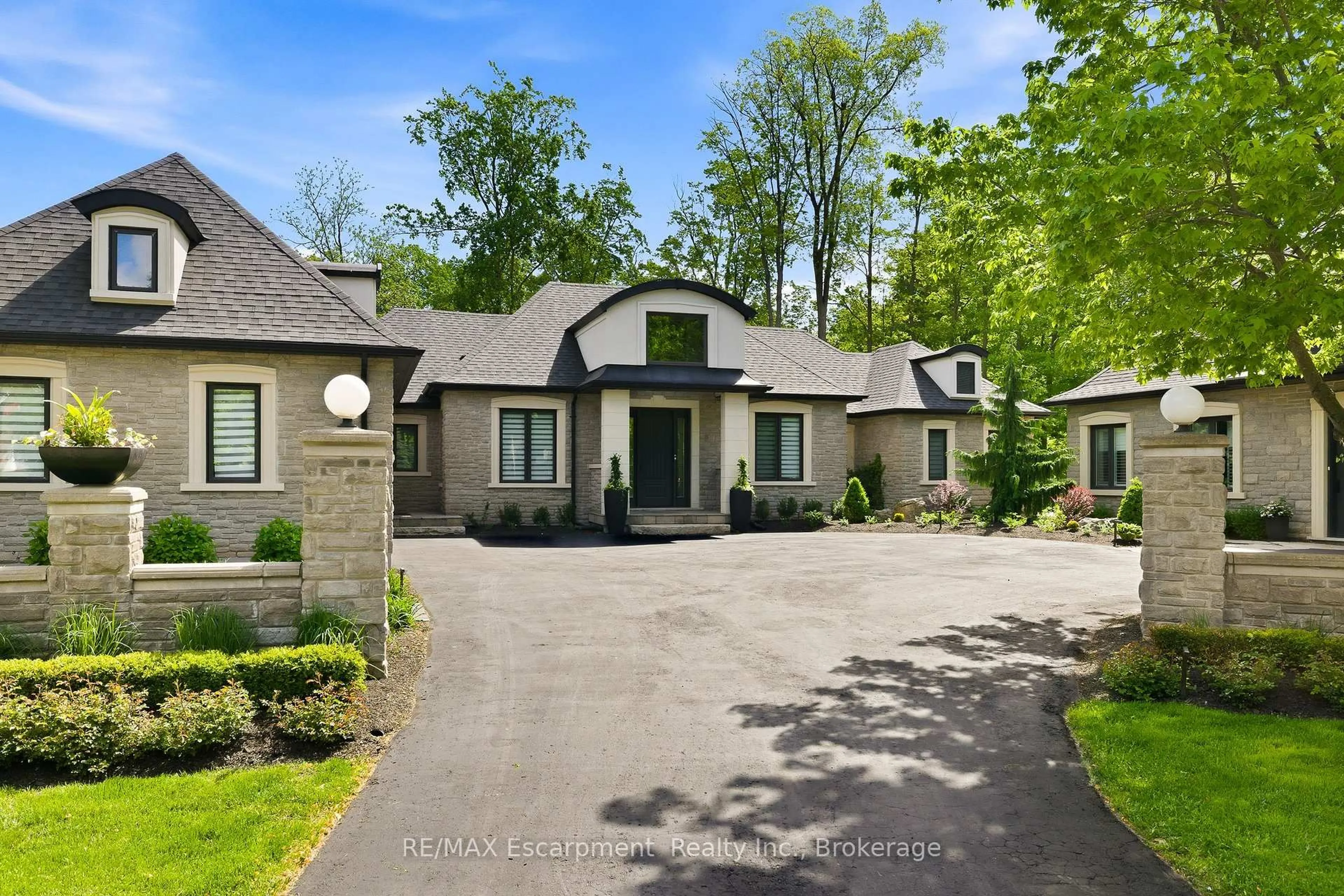 Home with brick exterior material, street for 3205 Highpoint Crt, Burlington Ontario L7P 0P9