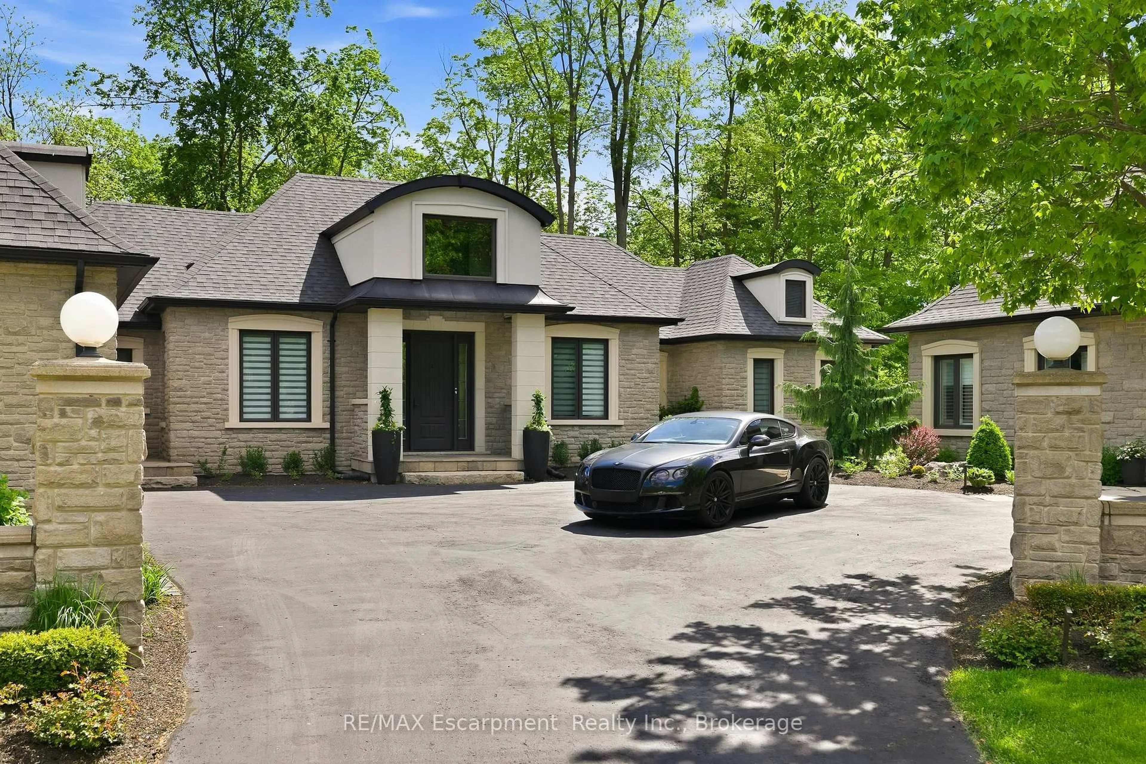 Home with brick exterior material, street for 3205 Highpoint Crt, Burlington Ontario L7P 0P9