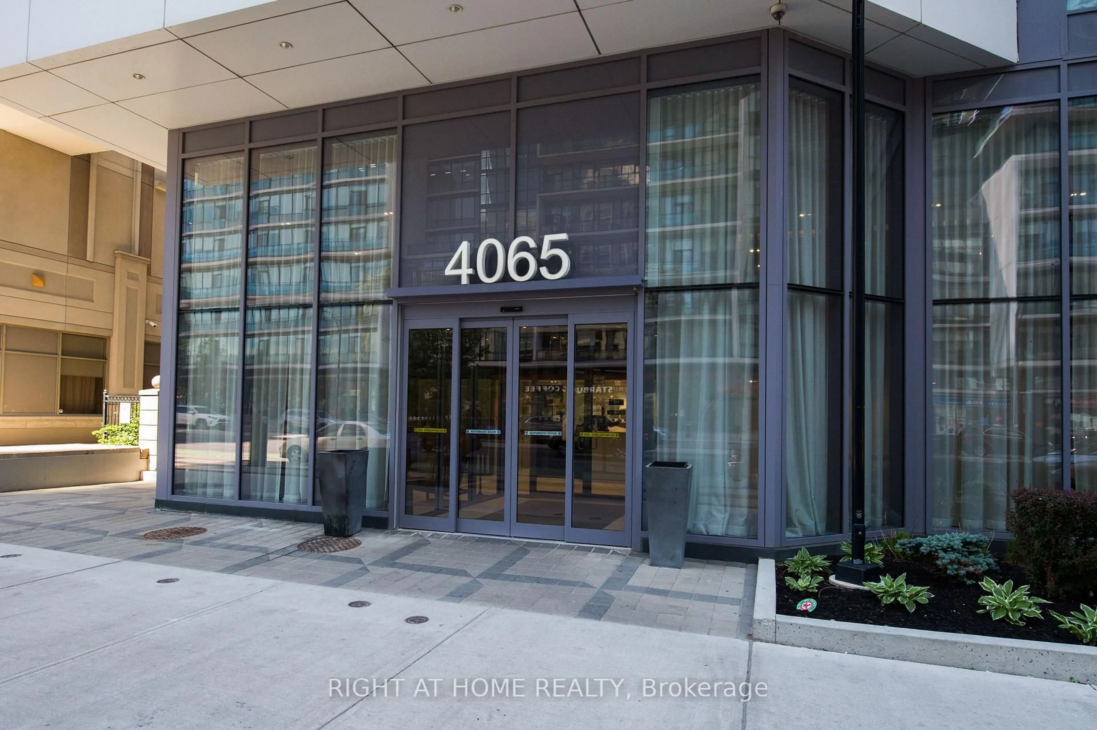 Indoor foyer for 4065 Confederation Pkwy #2507, Mississauga Ontario L5B 4N1