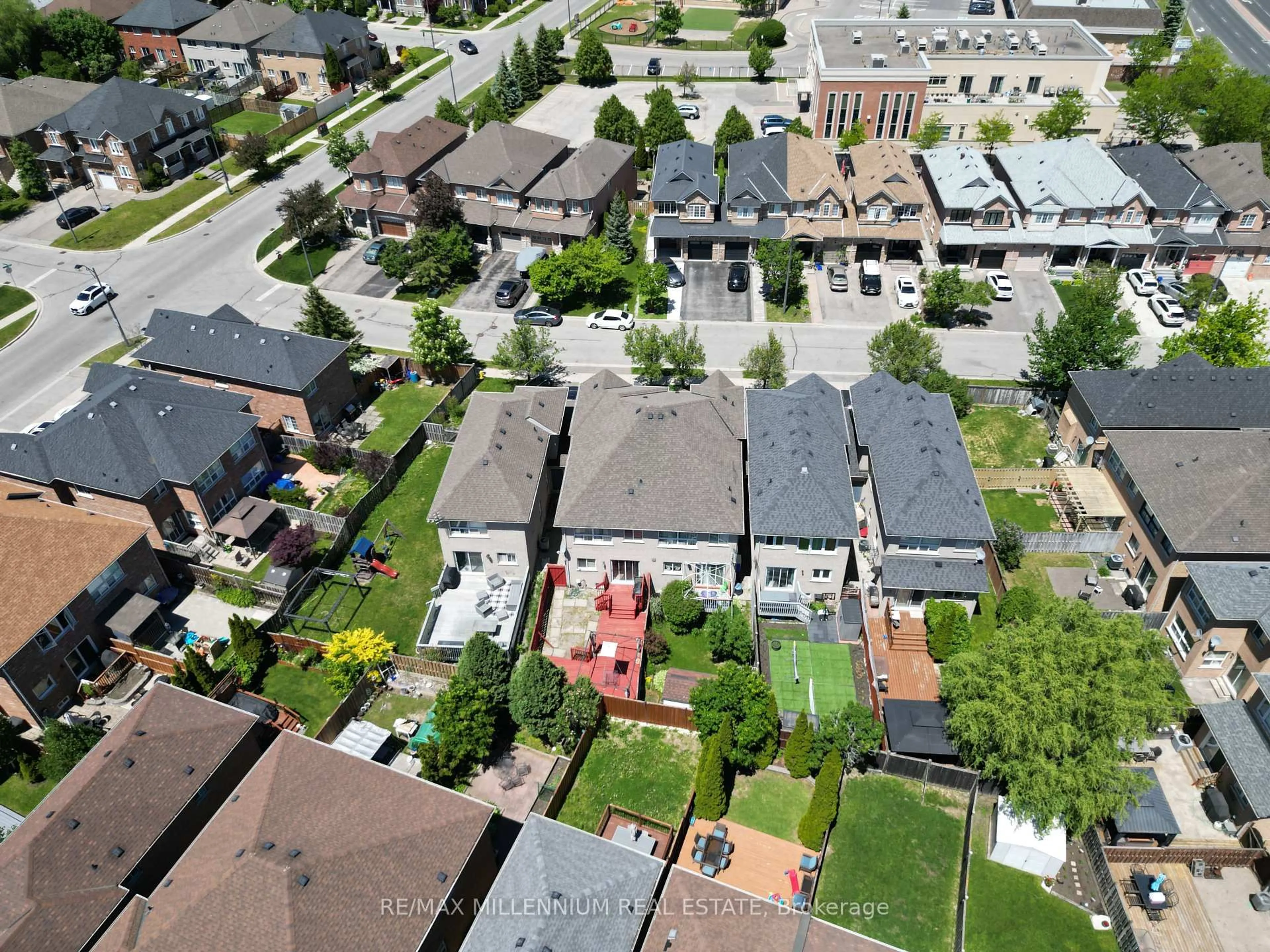 A pic from outside/outdoor area/front of a property/back of a property/a pic from drone, street for 29 Major Oaks Dr, Brampton Ontario L6V 3K1