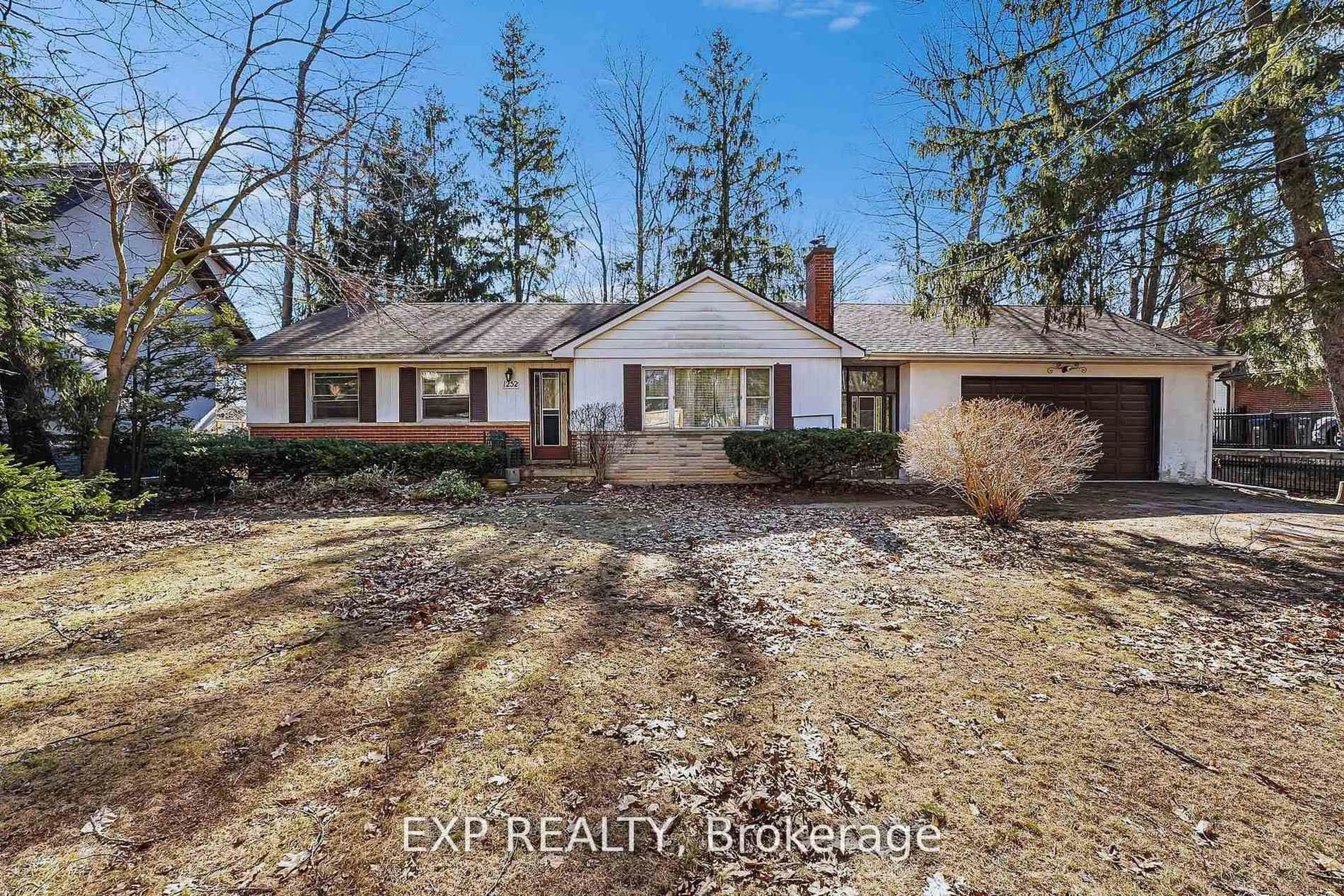 A pic from outside/outdoor area/front of a property/back of a property/a pic from drone, street for 1252 Mona Rd, Mississauga Ontario L5G 3A1
