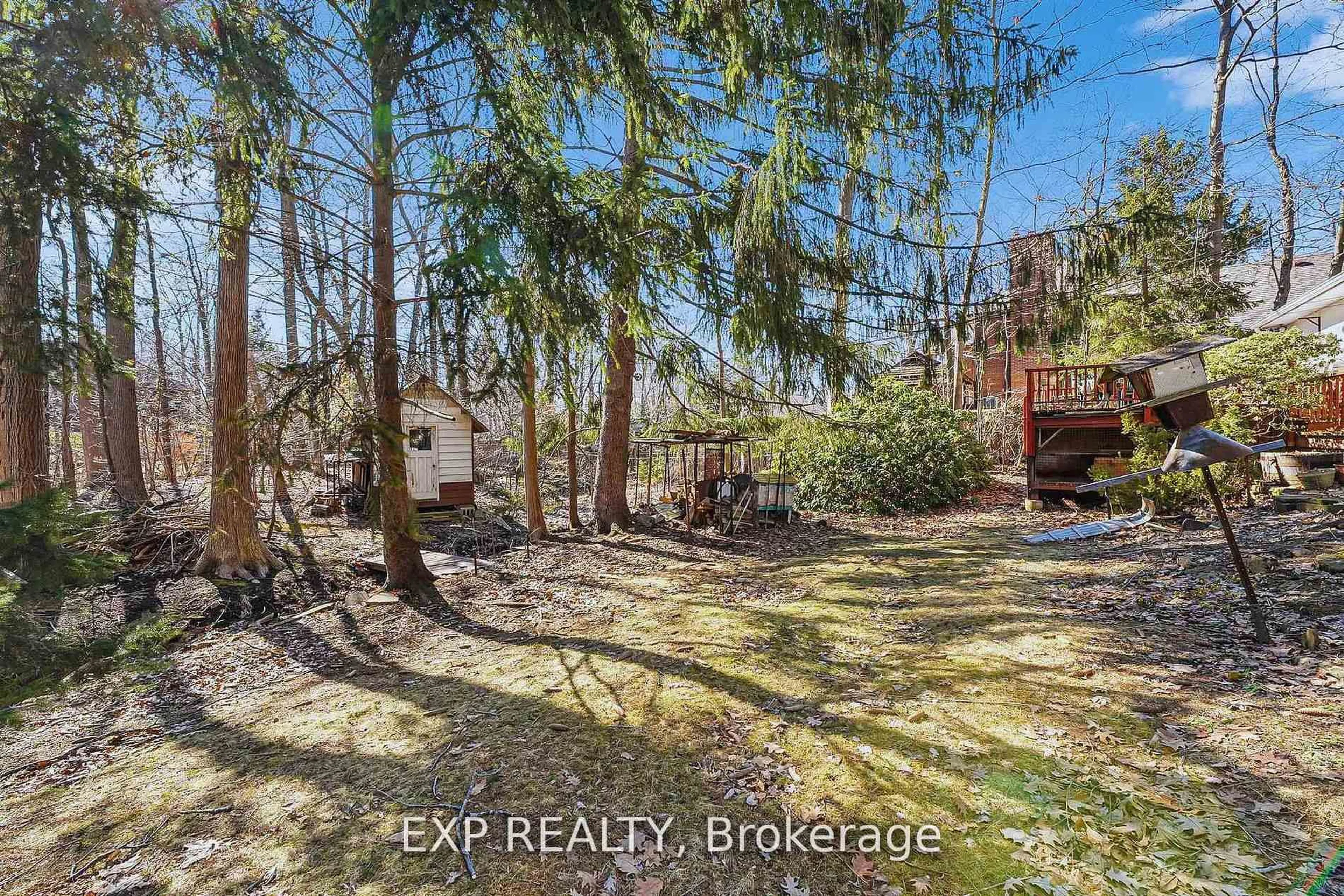 A pic from outside/outdoor area/front of a property/back of a property/a pic from drone, forest/trees view for 1252 Mona Rd, Mississauga Ontario L5G 3A1