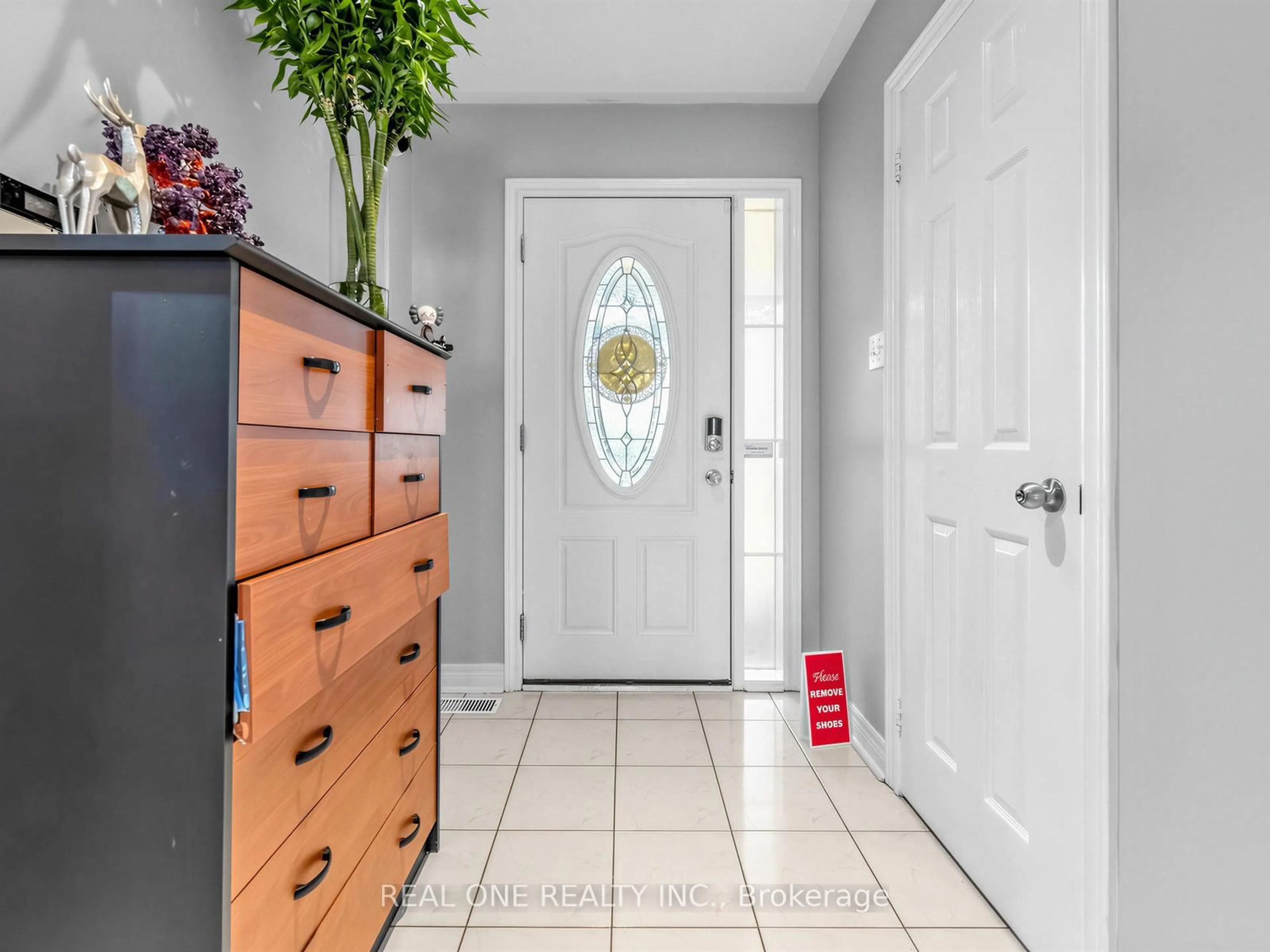 Indoor entryway for 5849 Chorley Pl, Mississauga Ontario L5M 5L7