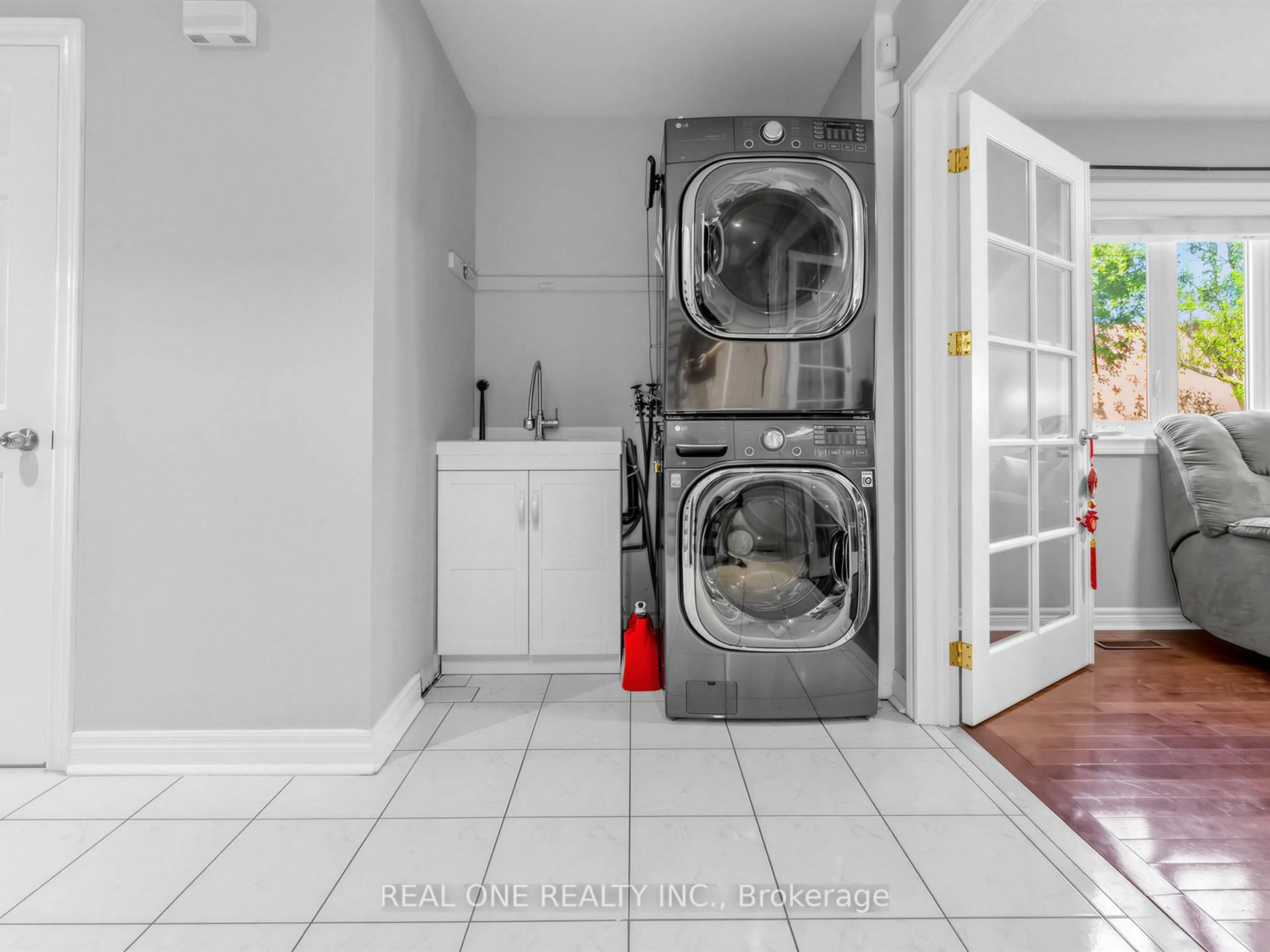 Laundry room for 5849 Chorley Pl, Mississauga Ontario L5M 5L7