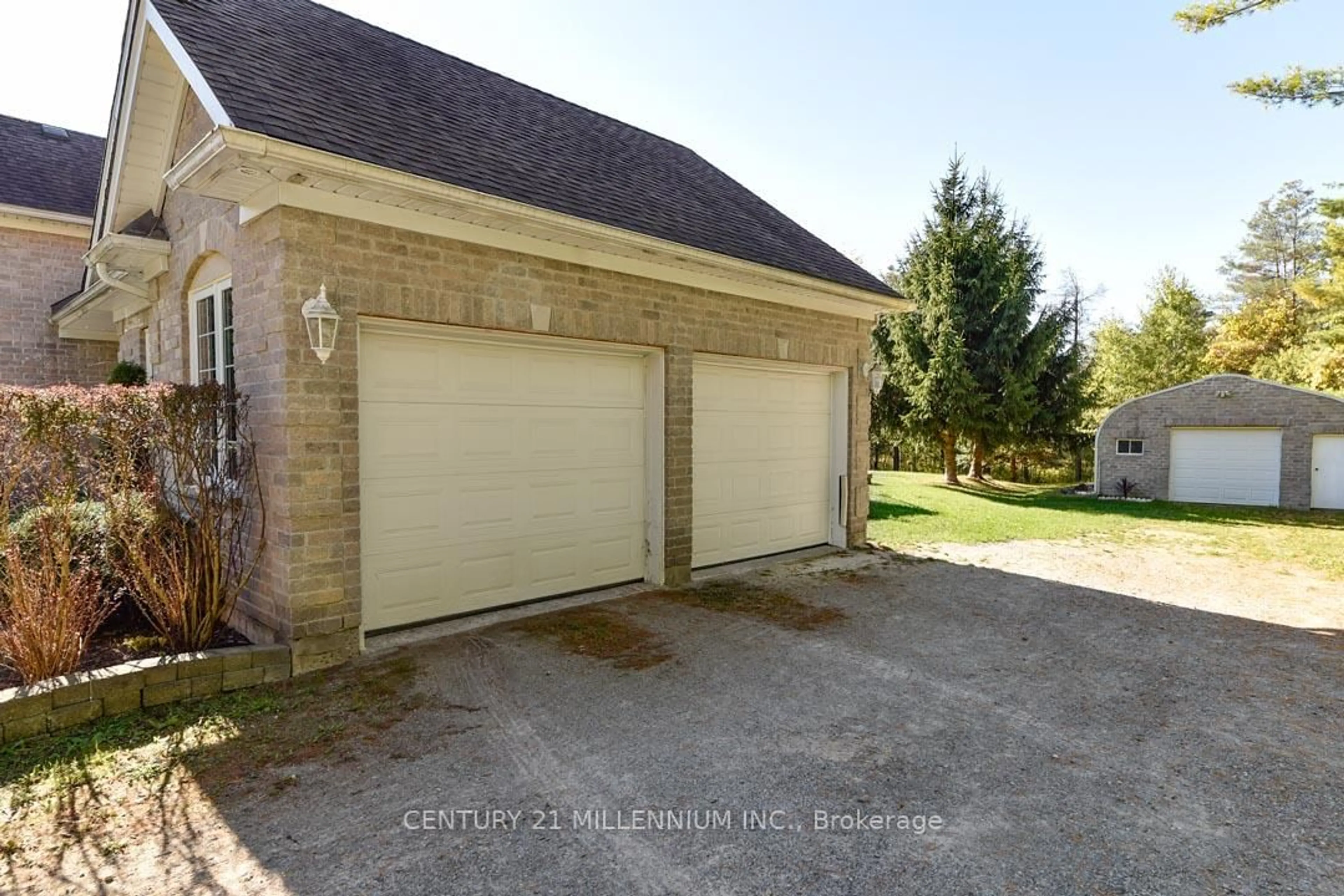 Indoor garage for 19976 Kennedy Rd, Caledon Ontario L7K 1Y3