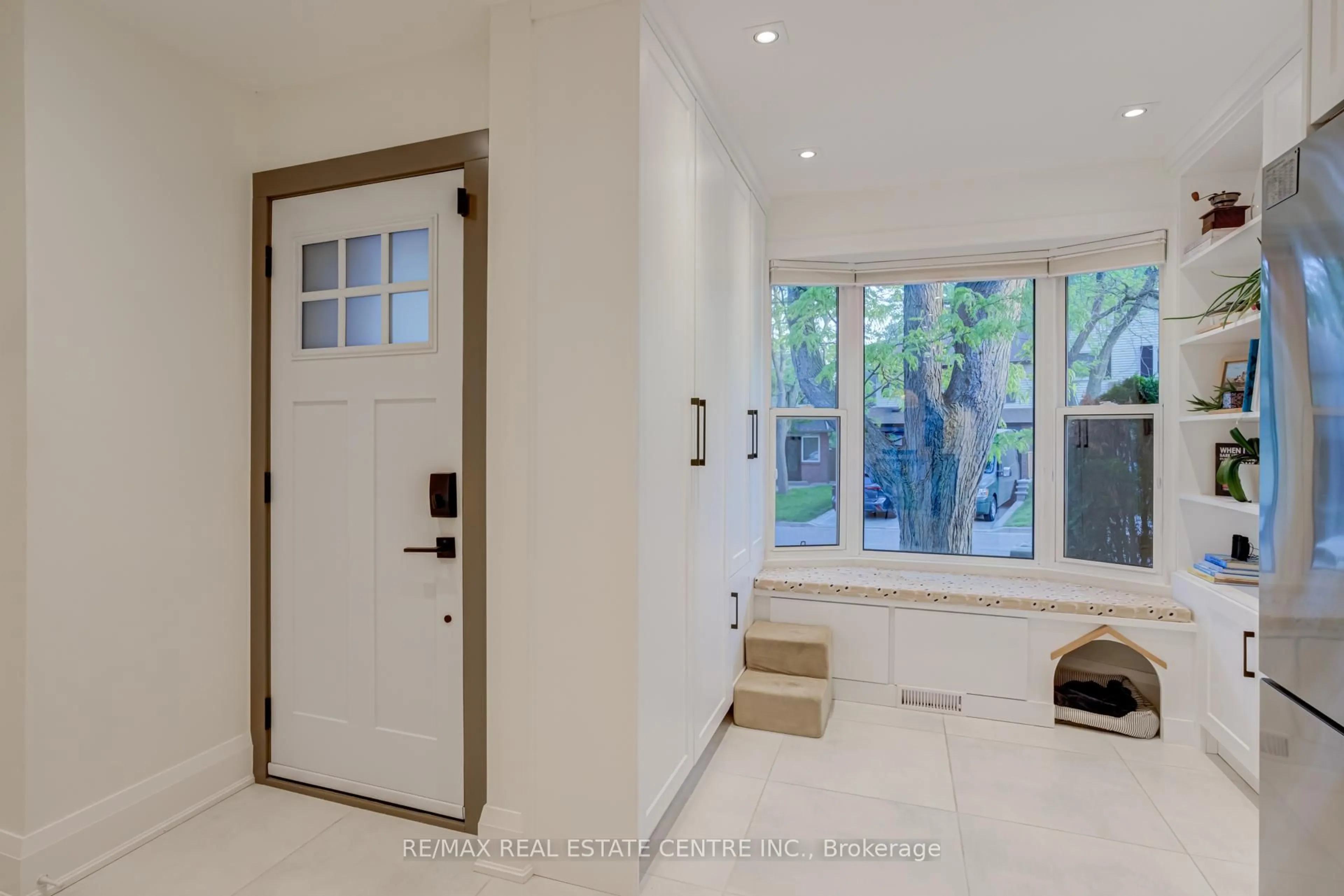Indoor entryway for 888 Sweetwater Cres, Mississauga Ontario L5H 4A8
