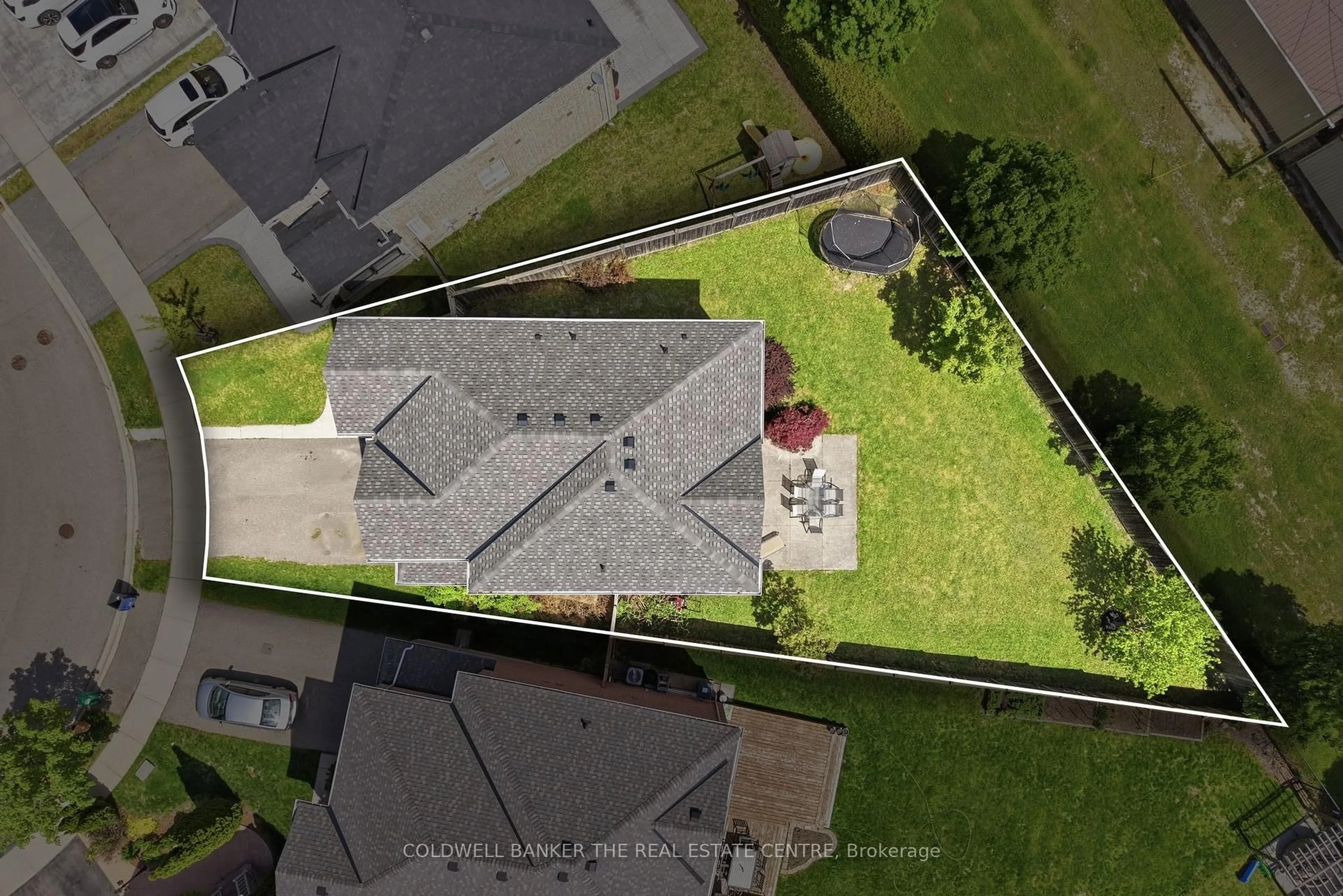 A pic from outside/outdoor area/front of a property/back of a property/a pic from drone, building for 11 Crannyfield Dr, Brampton Ontario L7A 3X1