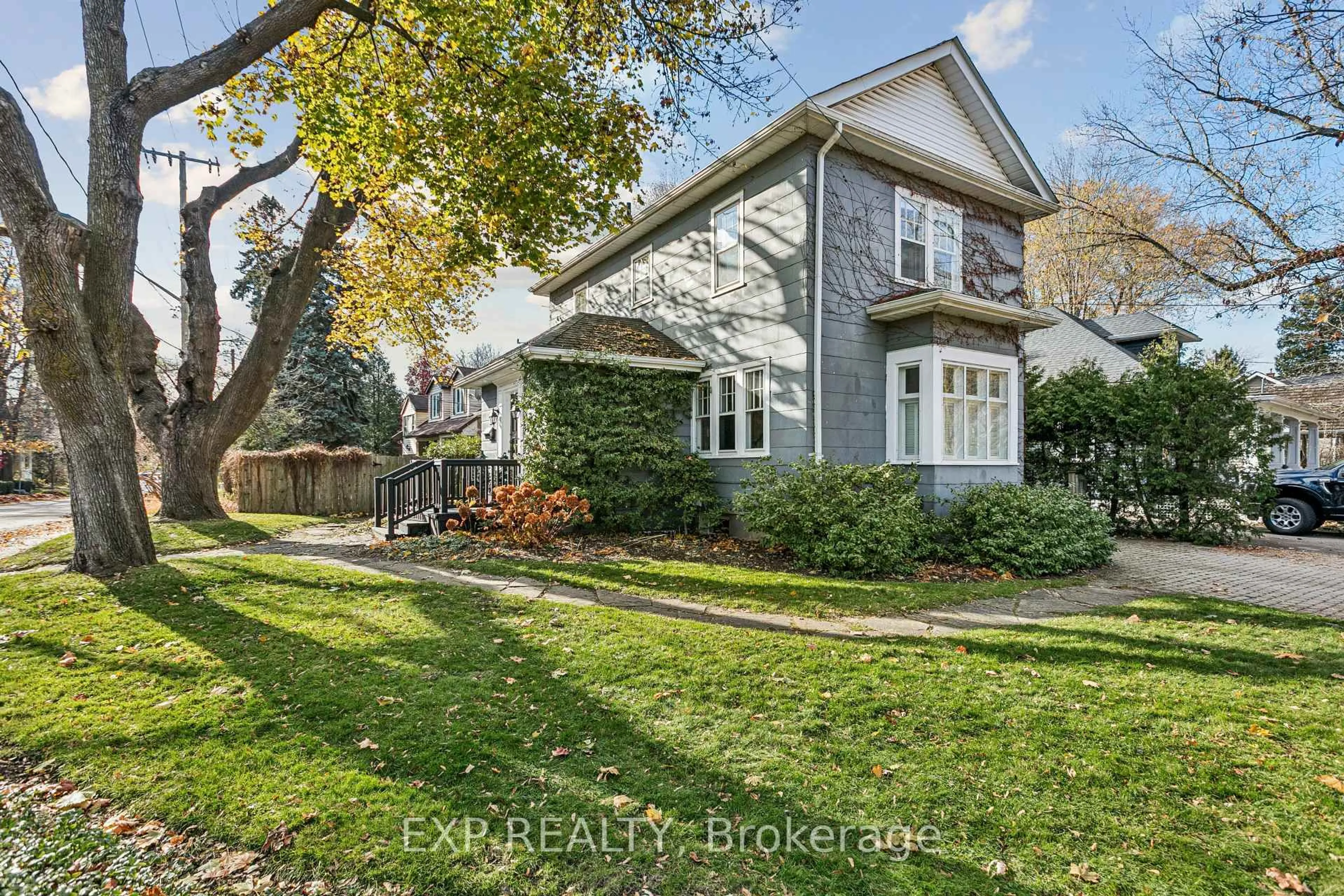 A pic from outside/outdoor area/front of a property/back of a property/a pic from drone, street for 289 Spruce St, Oakville Ontario L6J 2G8