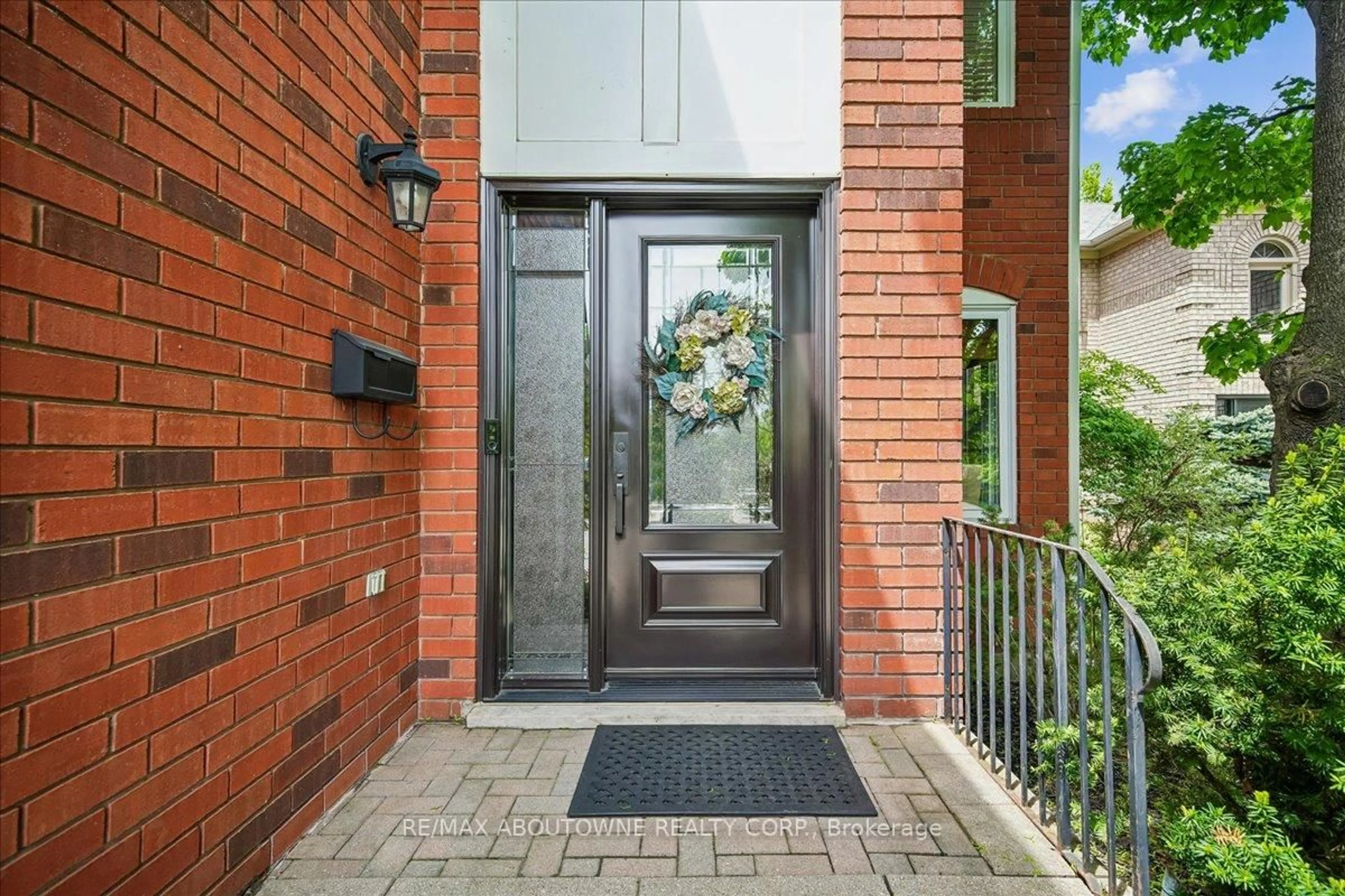 Indoor entryway for 1053 Old Oak Dr, Oakville Ontario L6M 3K5
