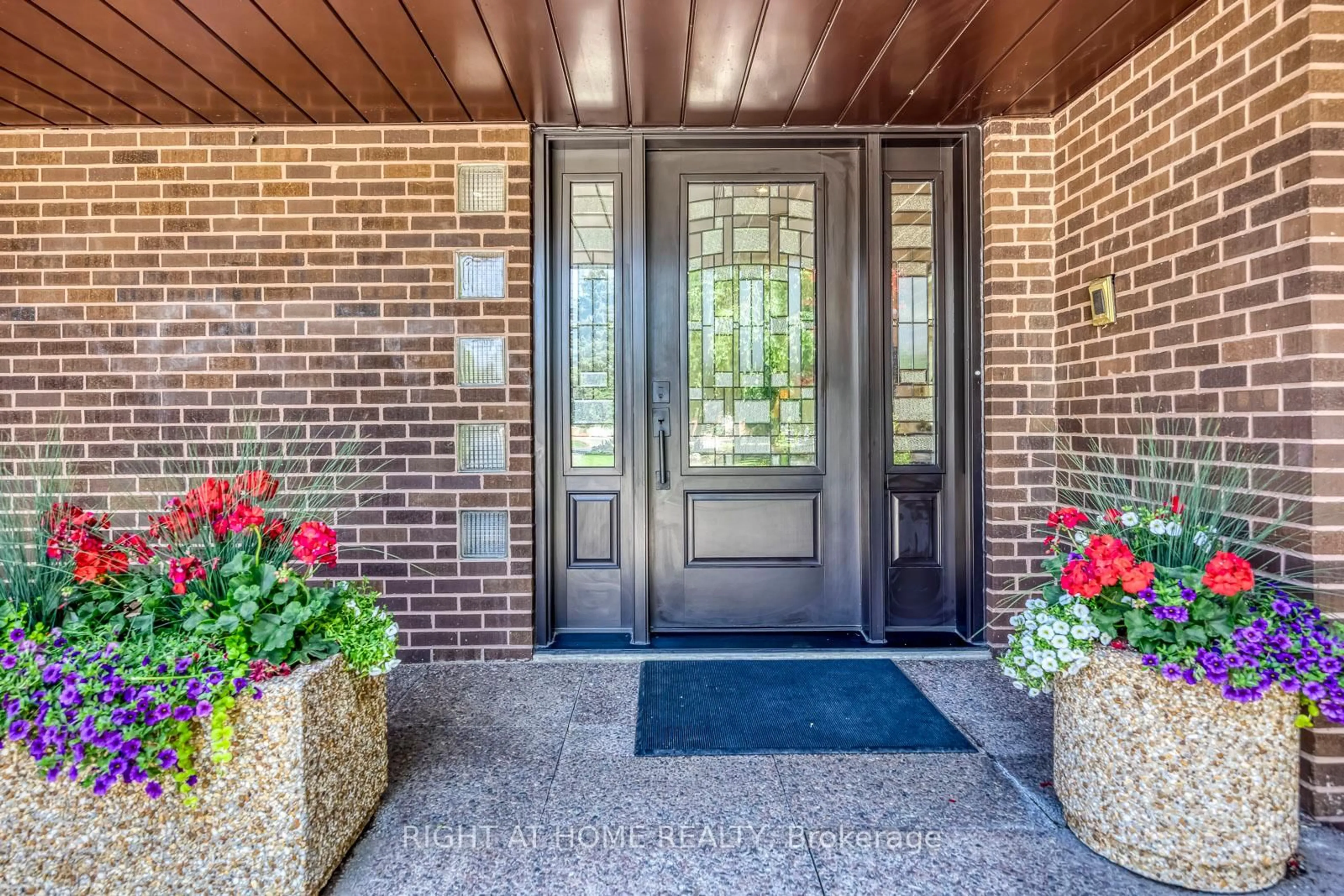 Indoor entryway for 5290 Creditview Rd, Mississauga Ontario L5M 5N5