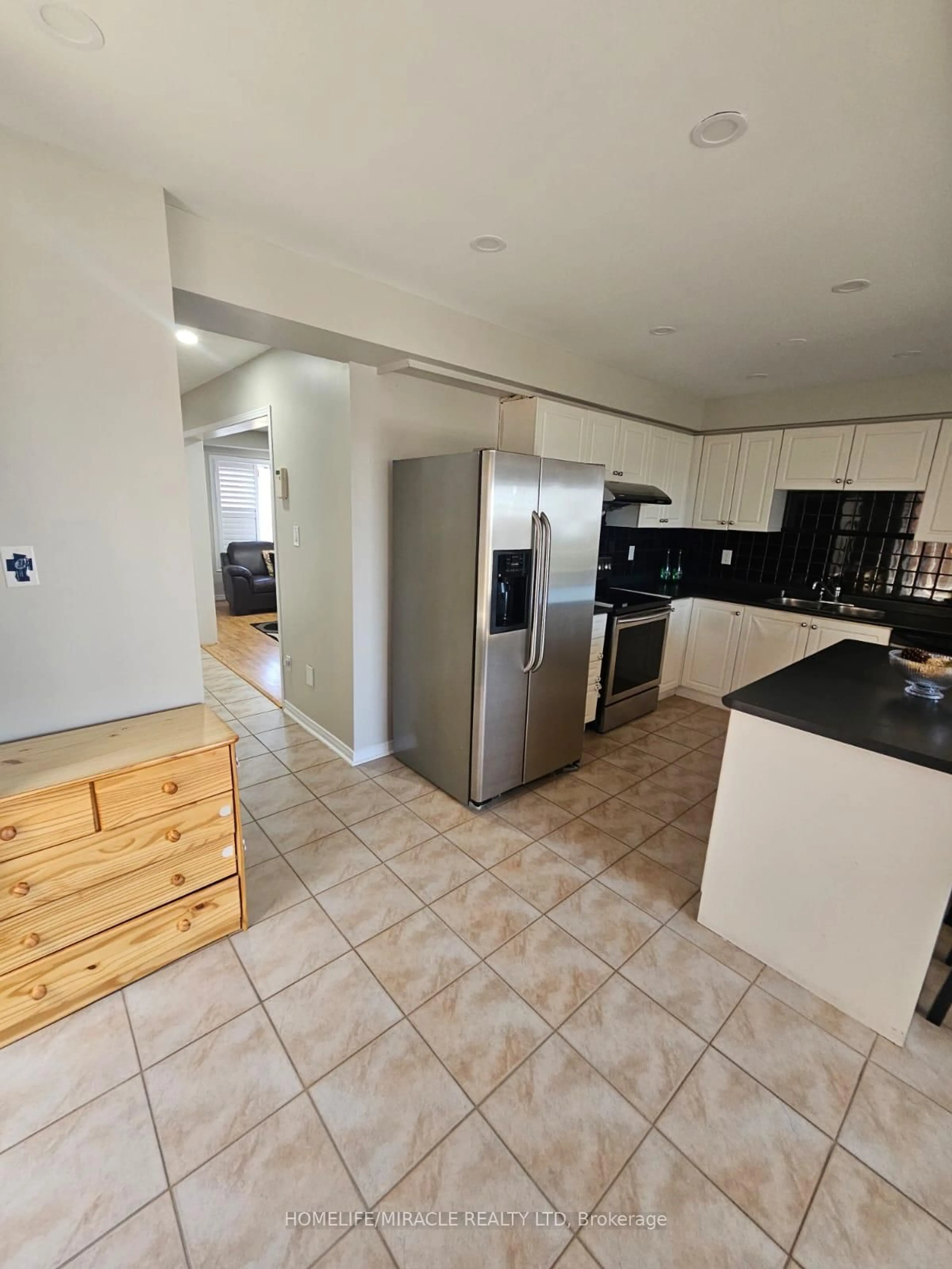 Open concept kitchen, ceramic/tile floor for 22 Domenico Cres, Brampton Ontario L6P 1H5