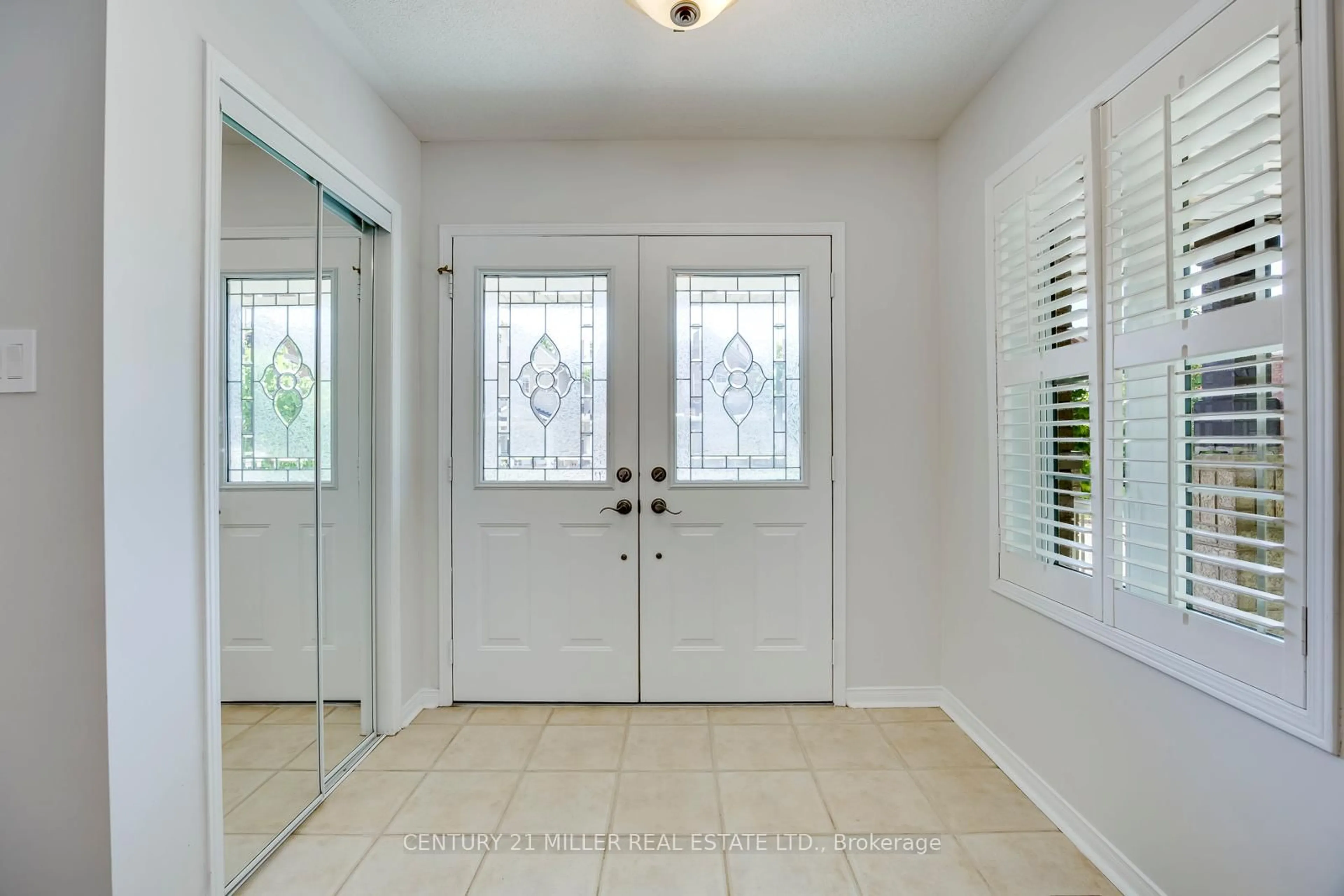 Indoor entryway for 5253 Nova Cres, Burlington Ontario L7L 7B8