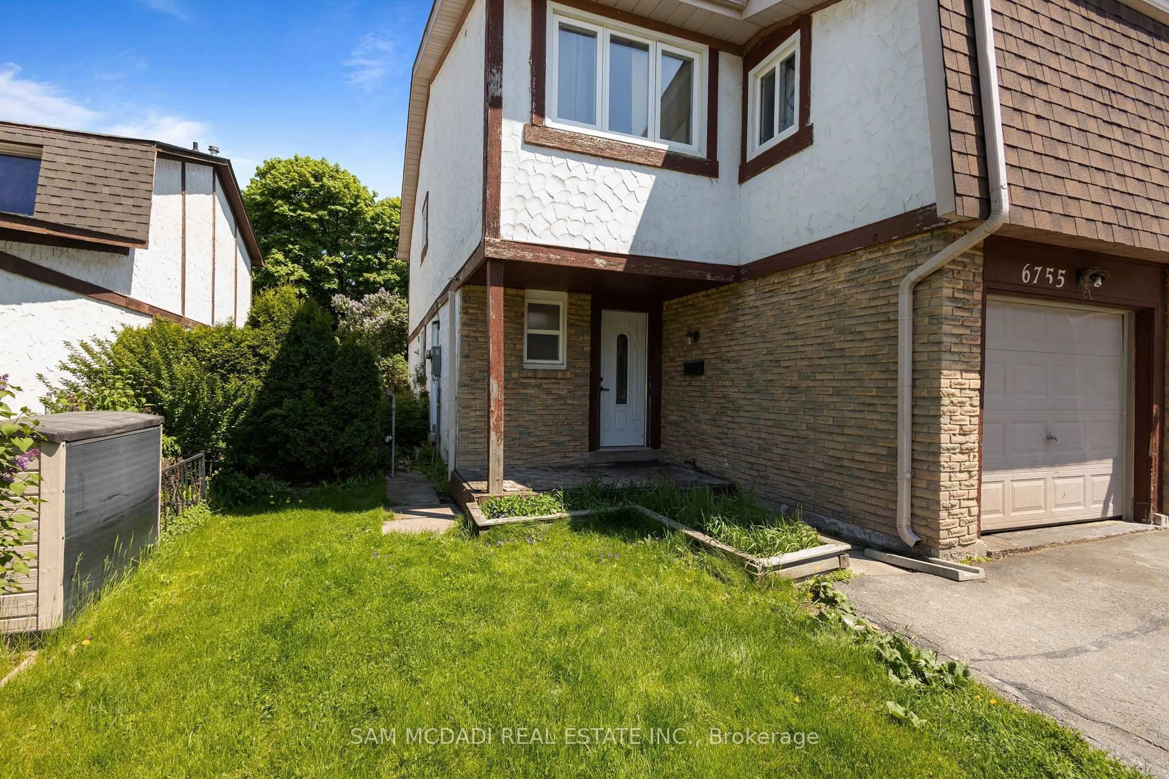 A pic from outside/outdoor area/front of a property/back of a property/a pic from drone, street for 6755 Segovia Rd, Mississauga Ontario L5N 1P1