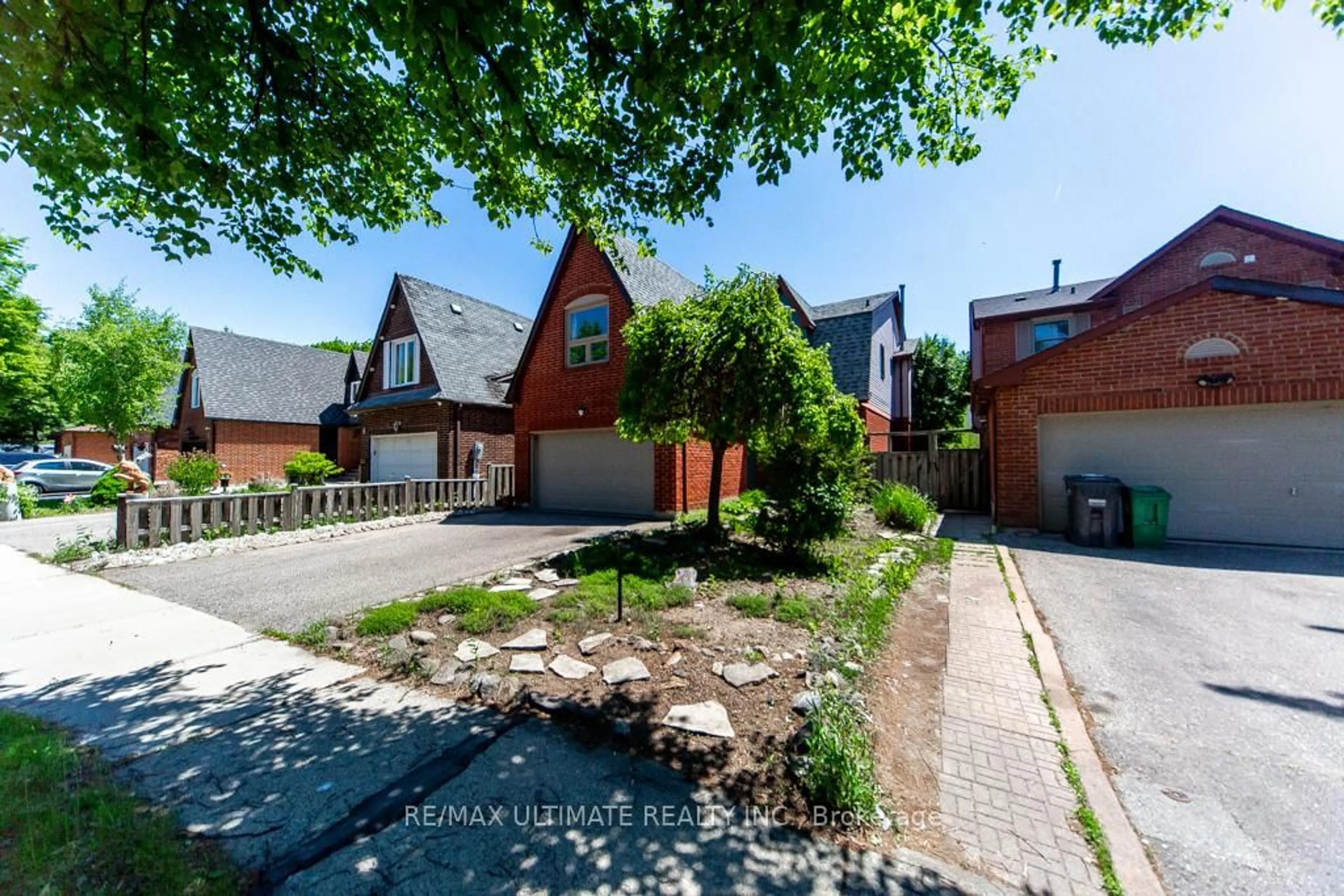 A pic from outside/outdoor area/front of a property/back of a property/a pic from drone, street for 3 Aron Dr, Brampton Ontario L6Y 2S3