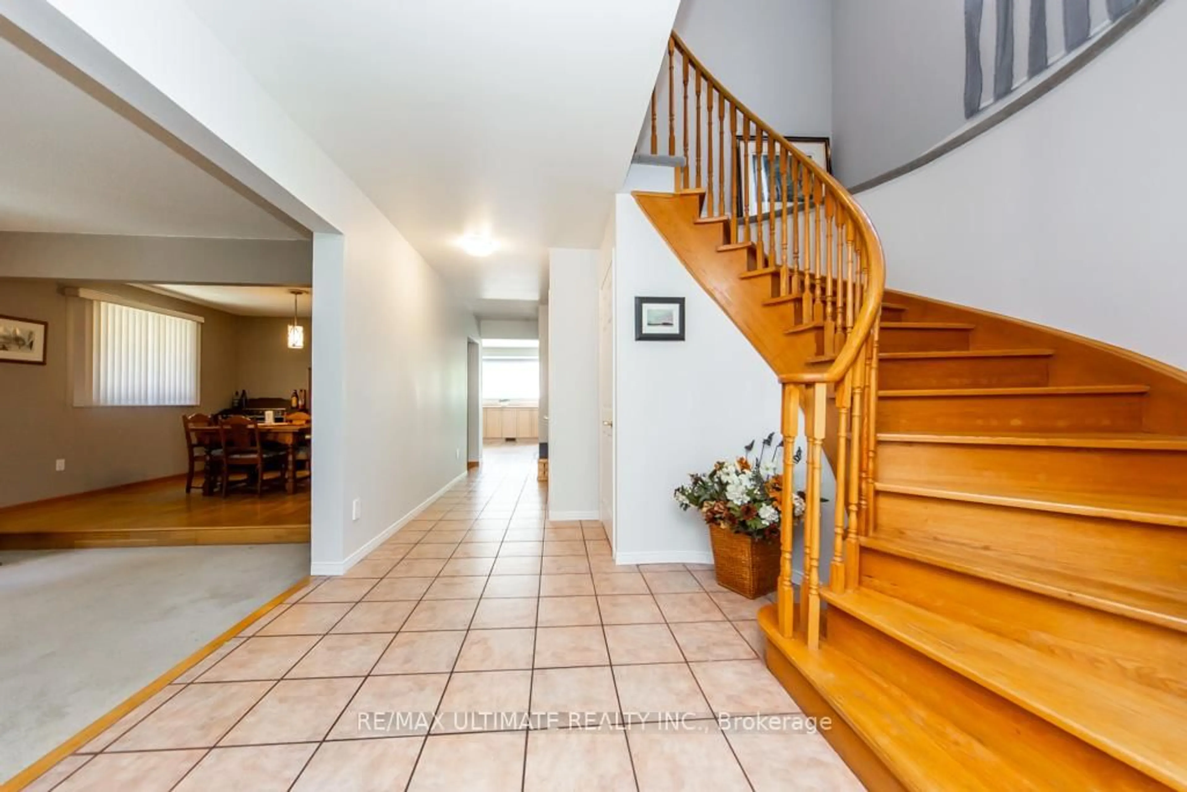 Indoor foyer for 3 Aron Dr, Brampton Ontario L6Y 2S3