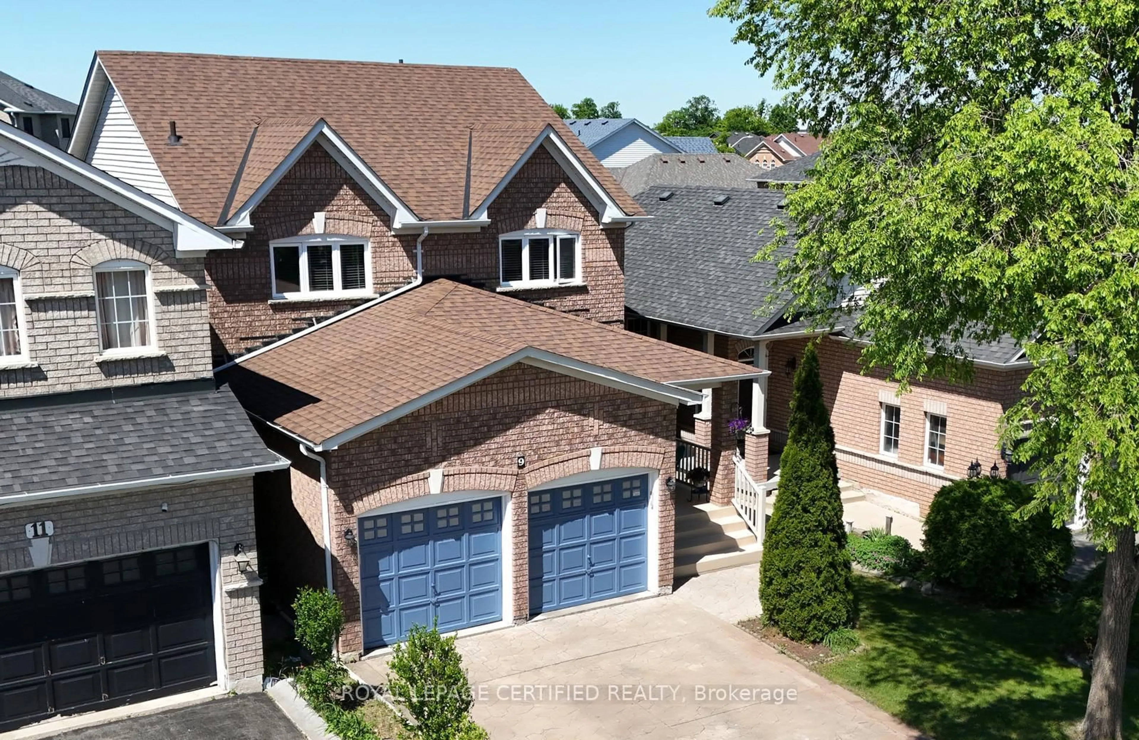A pic from outside/outdoor area/front of a property/back of a property/a pic from drone, street for 9 Split Rail Rd, Brampton Ontario L6X 4S1