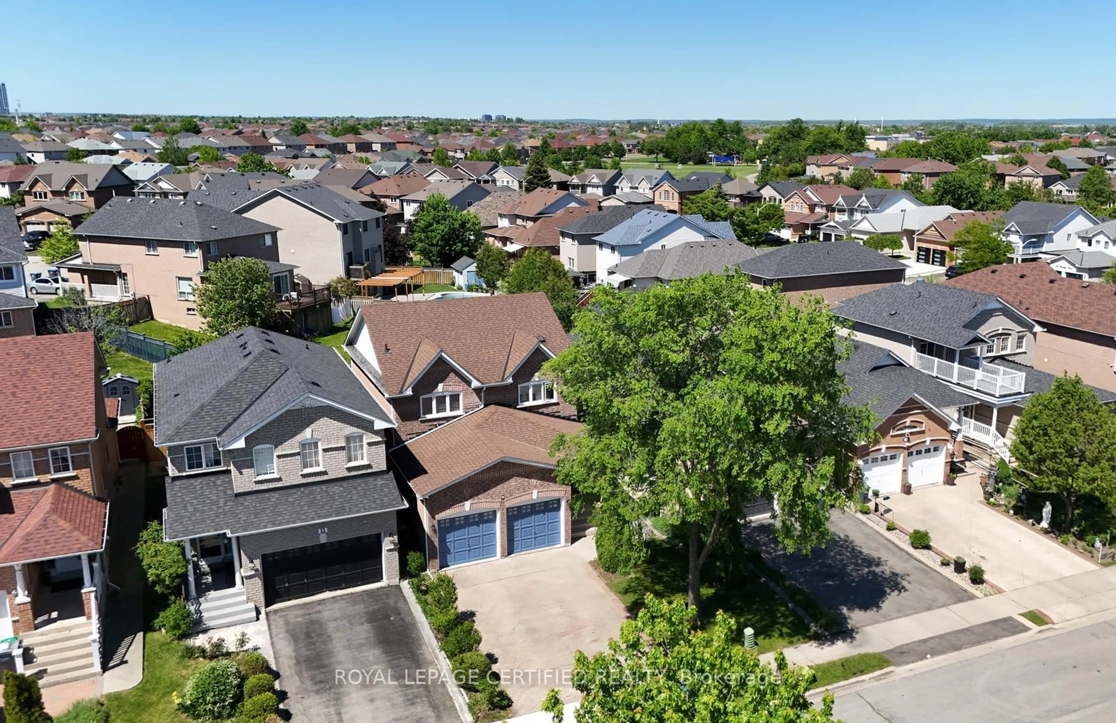 A pic from outside/outdoor area/front of a property/back of a property/a pic from drone, street for 9 Split Rail Rd, Brampton Ontario L6X 4S1