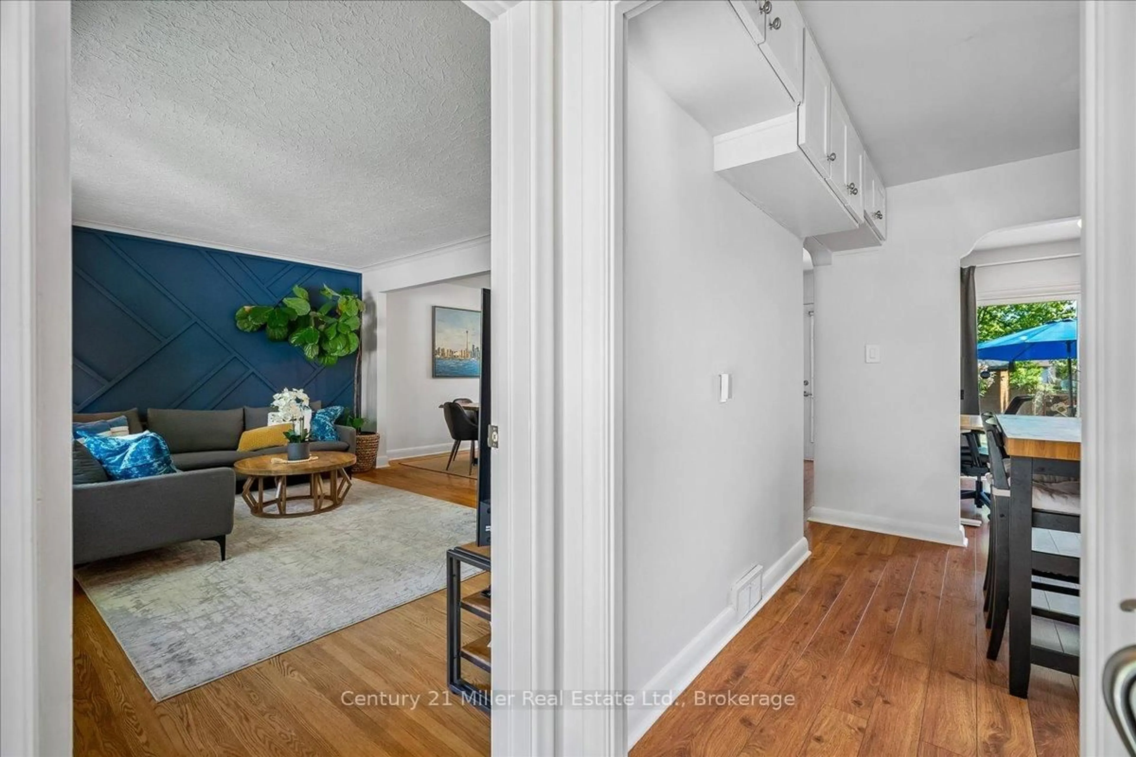 Indoor entryway for 1583 Blanefield Rd, Mississauga Ontario L5G 4H3