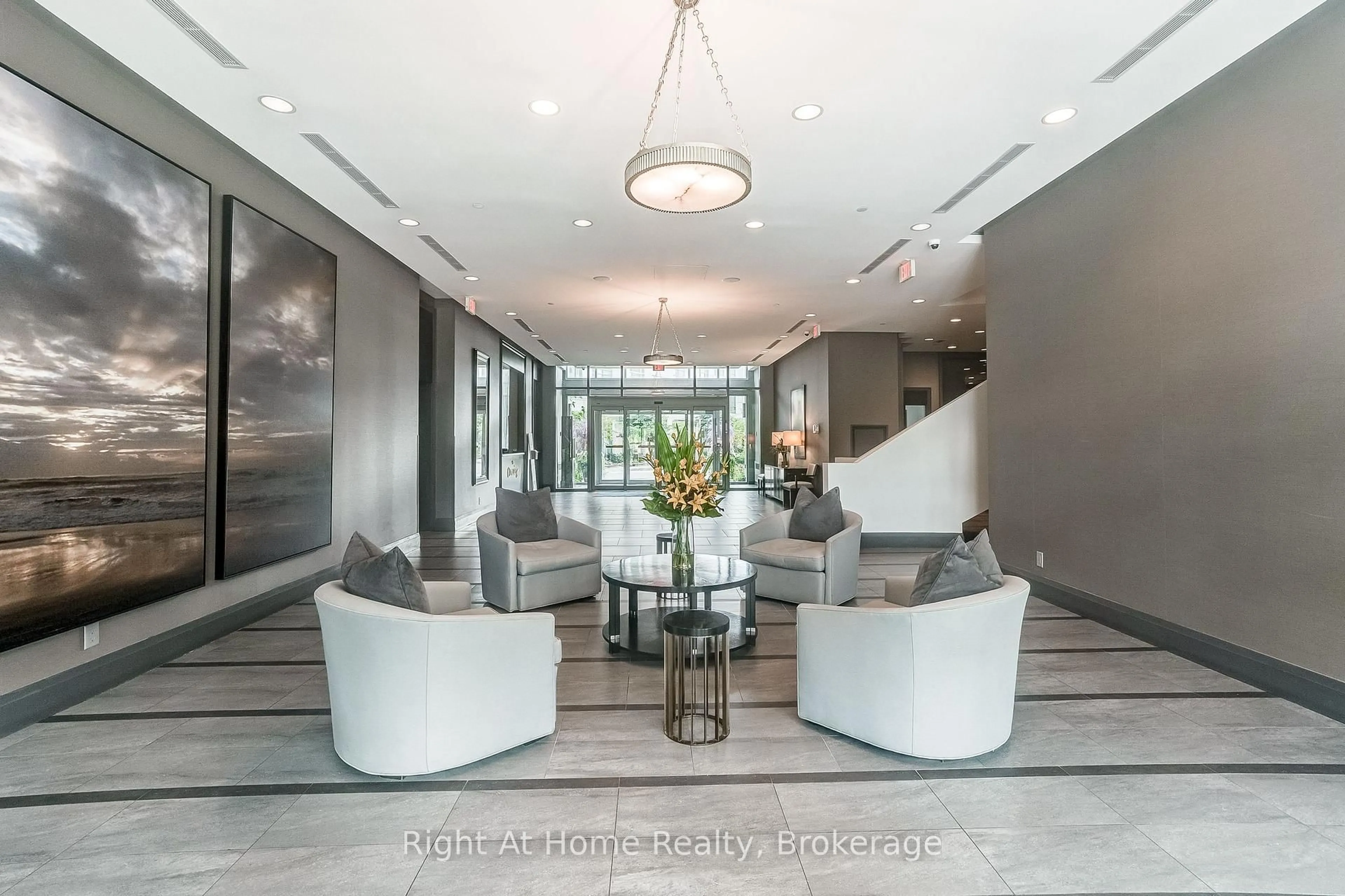 Indoor foyer for 11 Bronte Rd #201, Oakville Ontario L6L 0E1