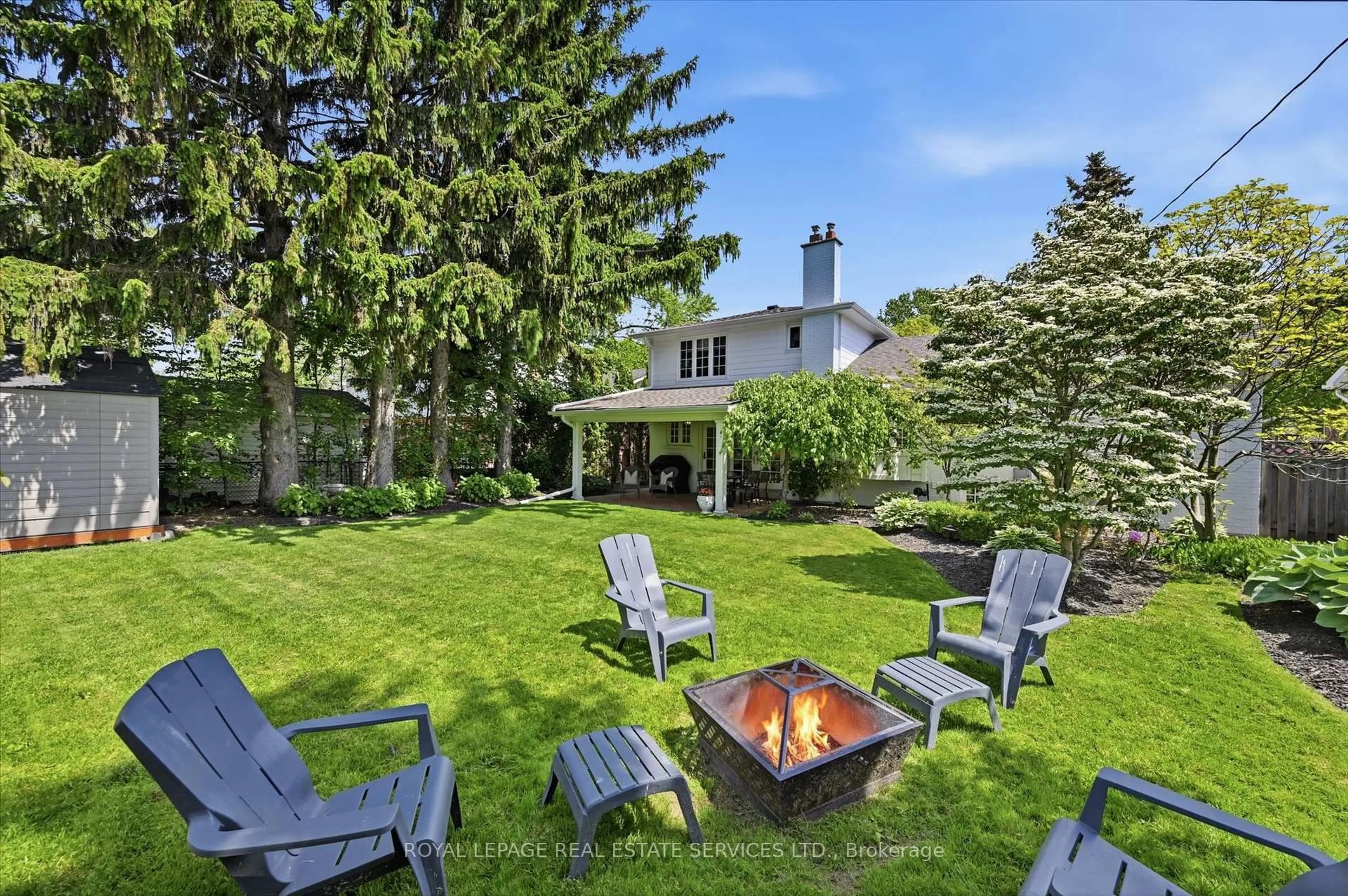 Patio, street for 194 Solingate Dr, Oakville Ontario L6L 3T1