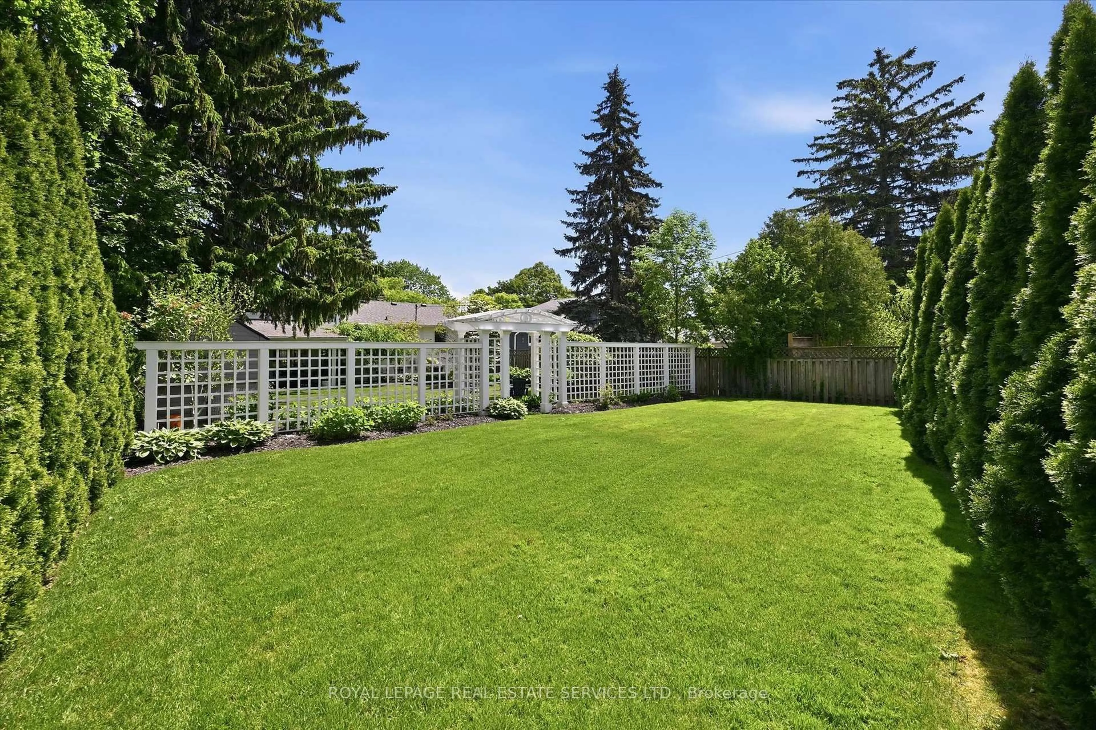 A pic from outside/outdoor area/front of a property/back of a property/a pic from drone, unknown for 194 Solingate Dr, Oakville Ontario L6L 3T1
