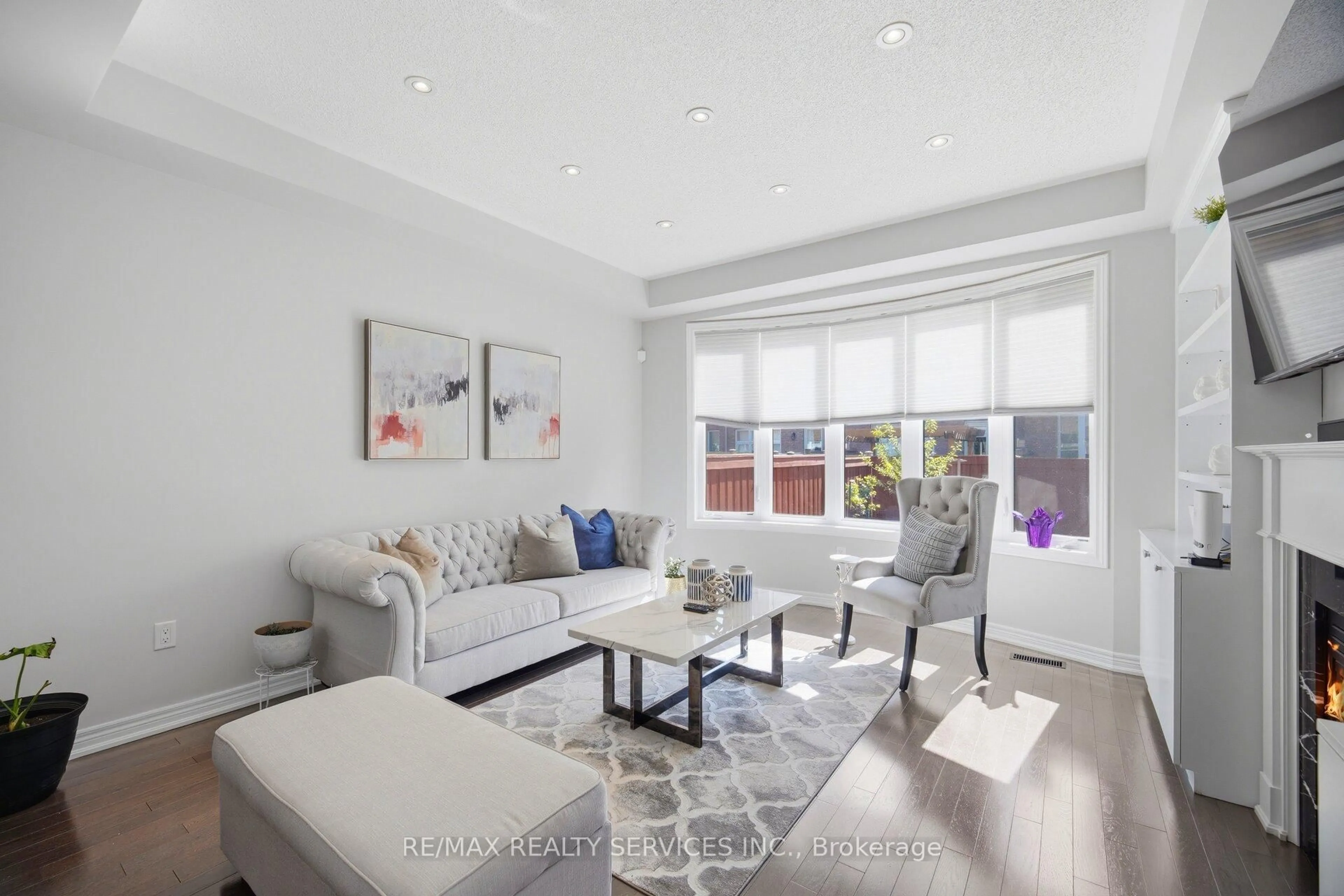 Living room with furniture, unknown for 118 Tundra Rd, Caledon Ontario L7C 4A6