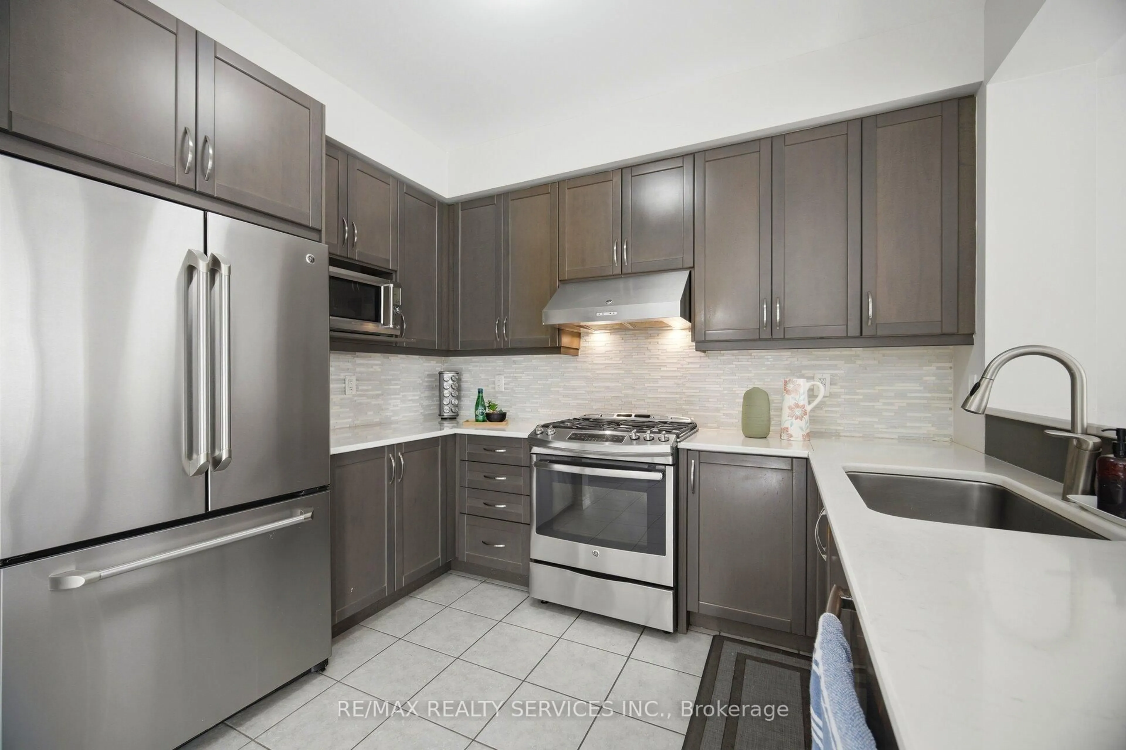 Standard kitchen, ceramic/tile floor for 118 Tundra Rd, Caledon Ontario L7C 4A6