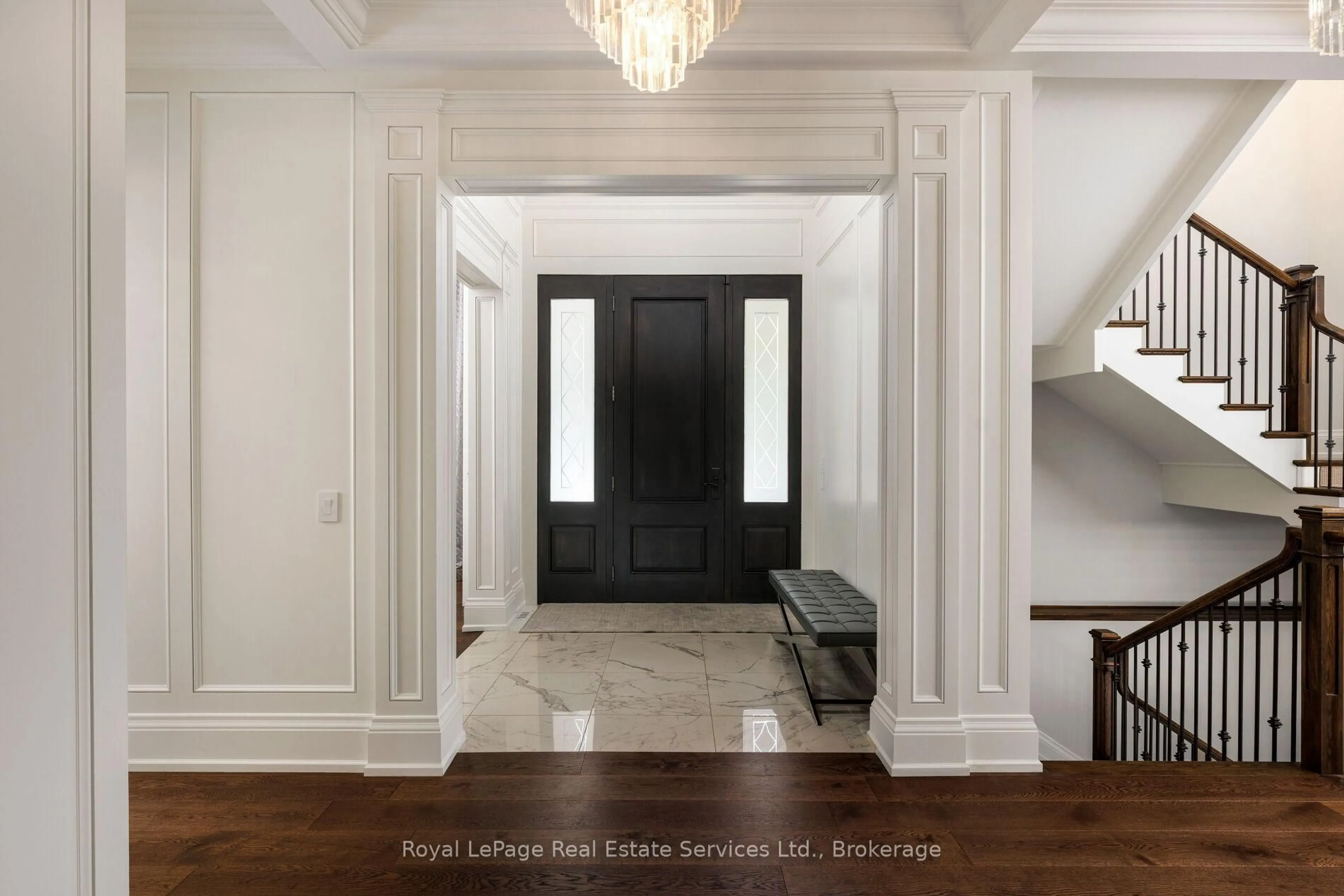 Indoor entryway for 456 Lakeshore Rd #5, Oakville Ontario L6K 1G5