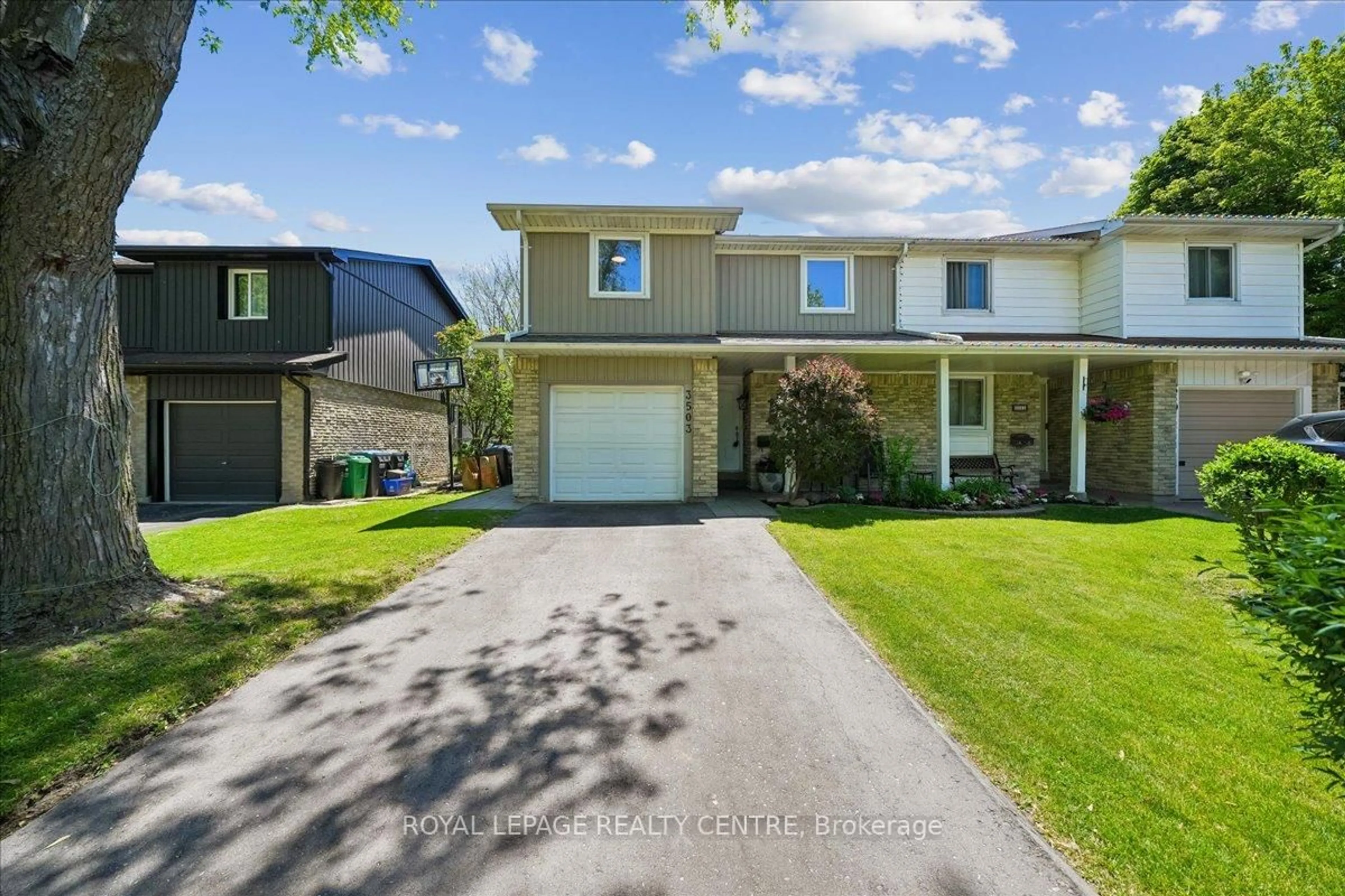 A pic from outside/outdoor area/front of a property/back of a property/a pic from drone, street for 3503 Autumnleaf Cres, Mississauga Ontario L5L 1K6