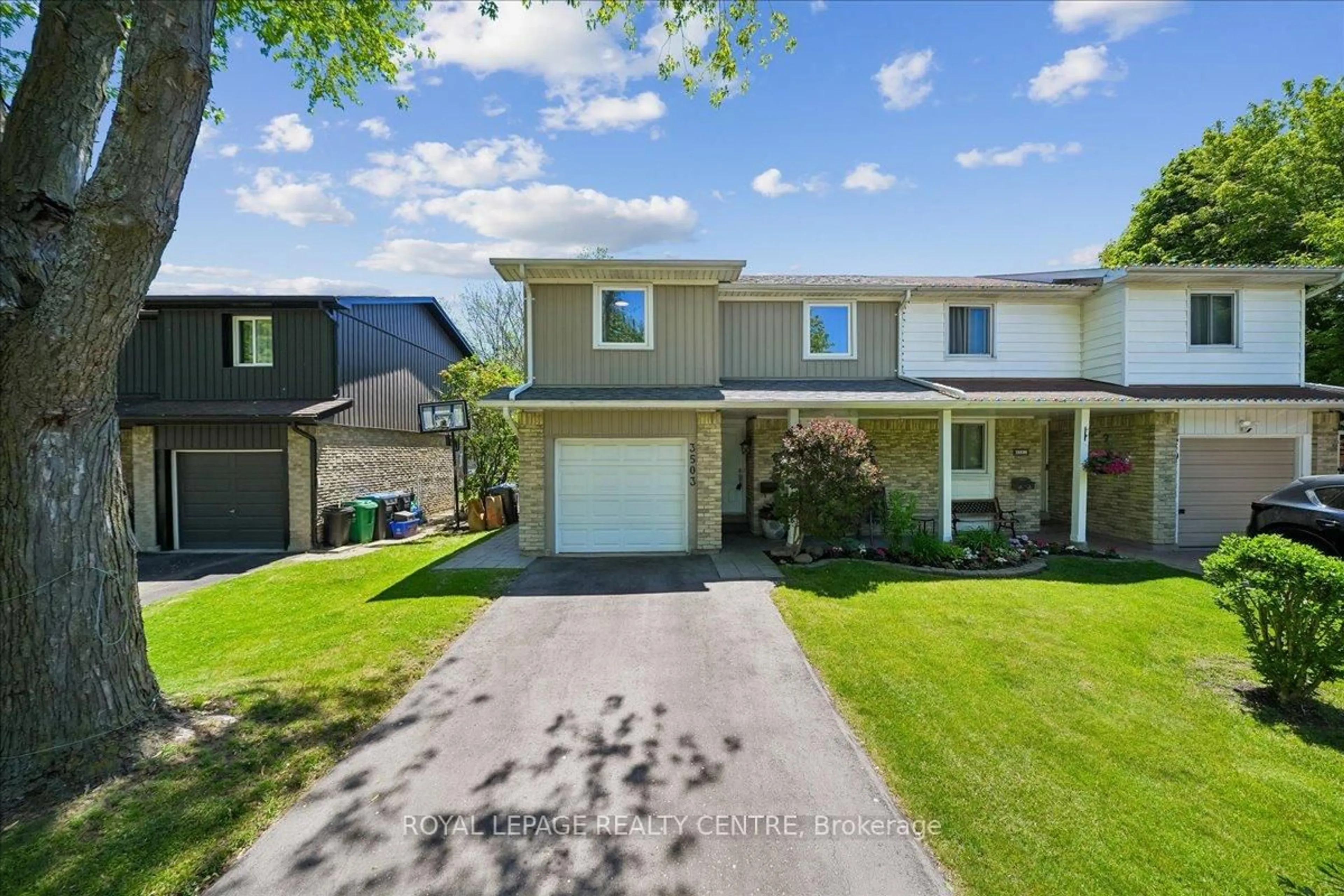 A pic from outside/outdoor area/front of a property/back of a property/a pic from drone, street for 3503 Autumnleaf Cres, Mississauga Ontario L5L 1K6