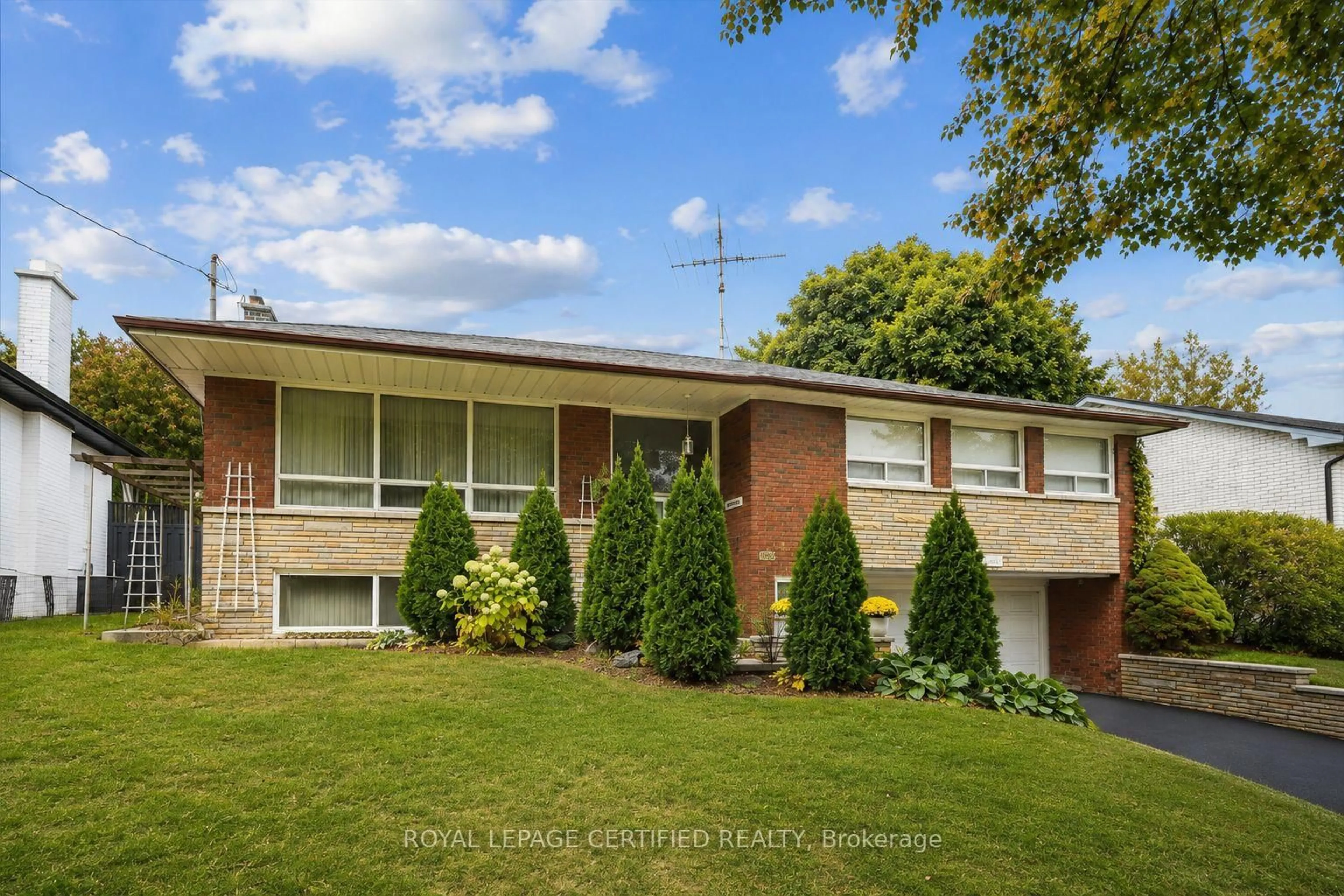 Home with brick exterior material, street for 1639 Sunnycove Dr, Mississauga Ontario L4X 1B6