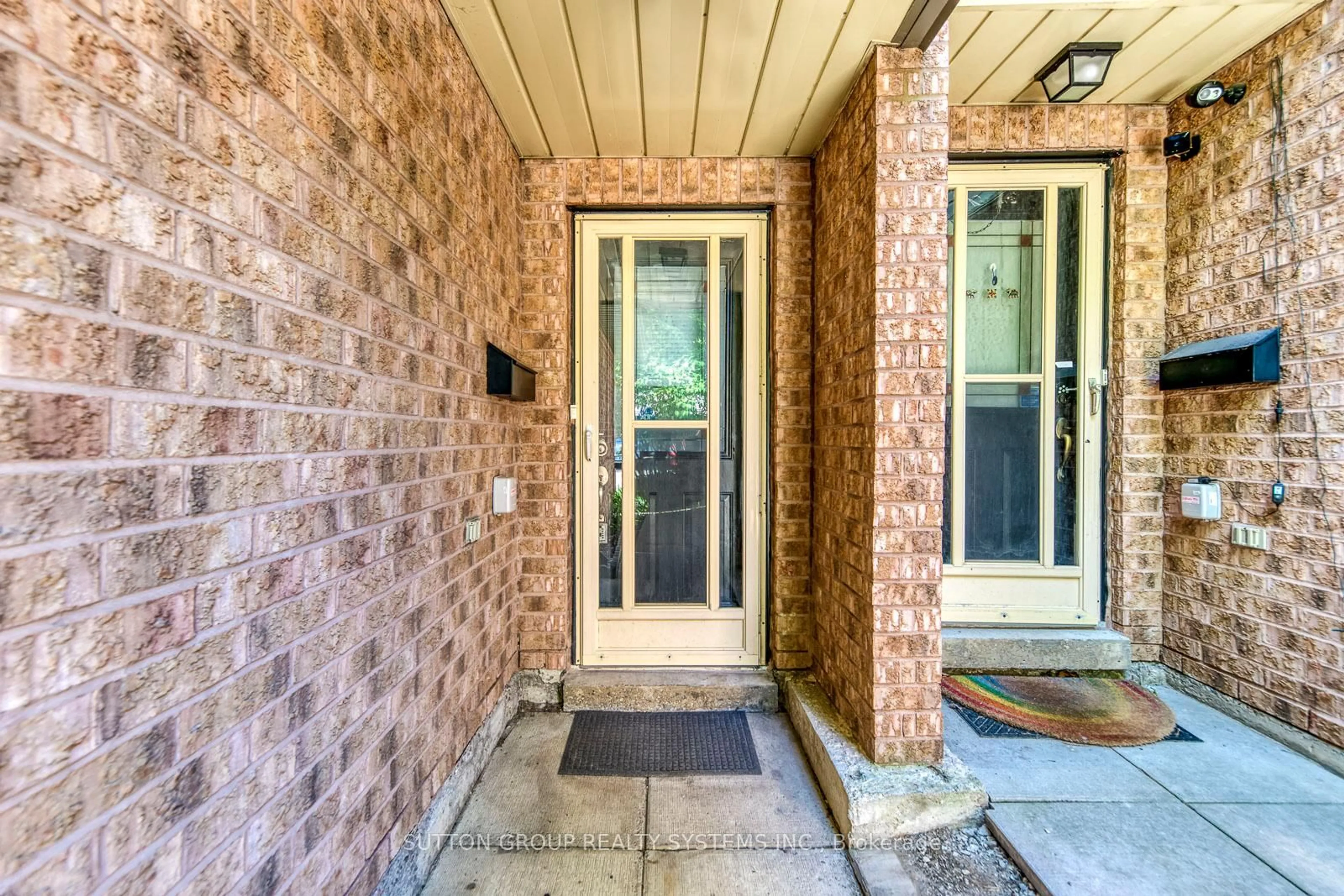 Indoor entryway for 460 Bristol Rd #9, Mississauga Ontario L5R 3P6